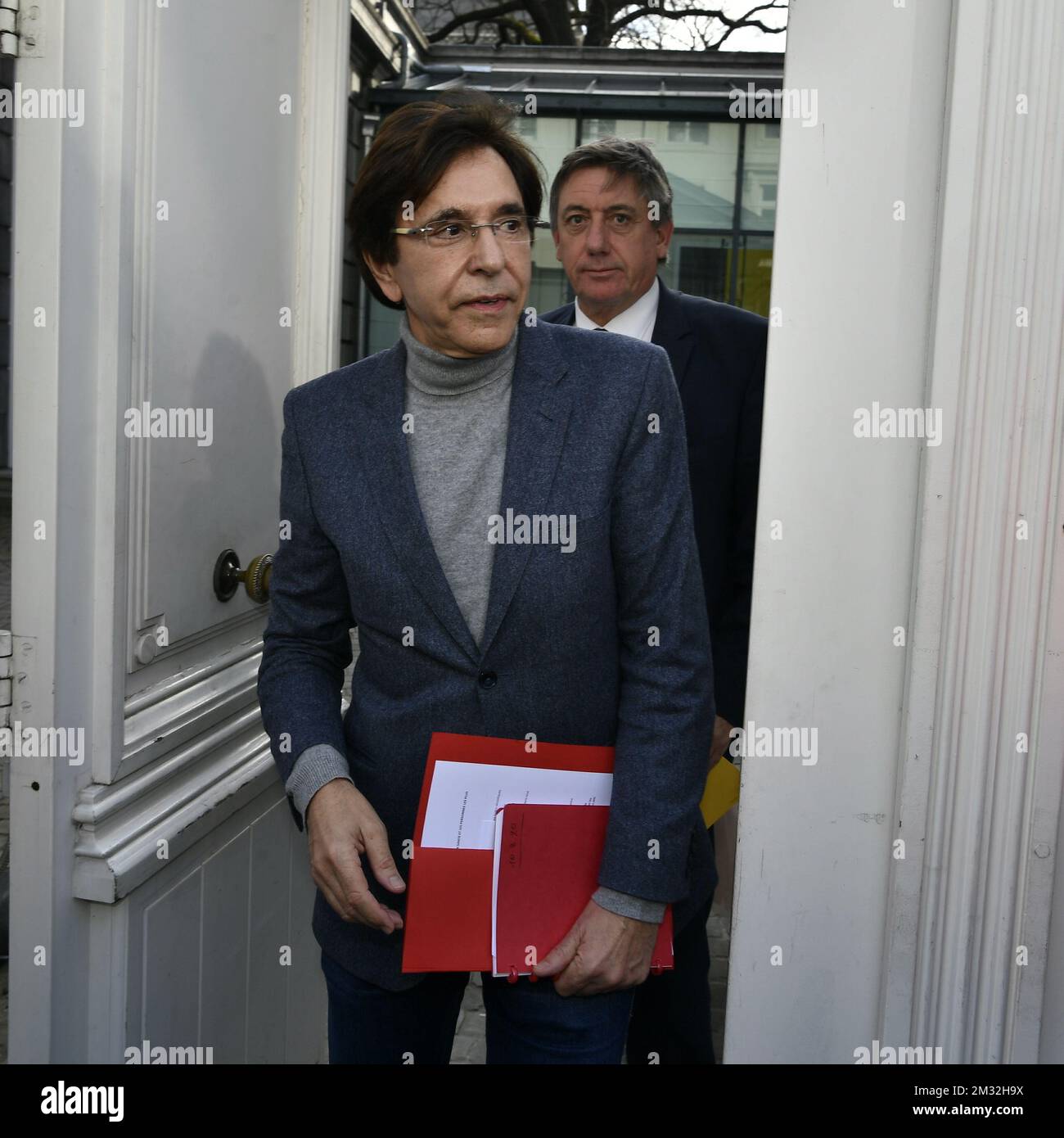 Il Presidente del Ministro vallone Elio di Rupo e il Presidente del Ministro fiammingo Jan Jambon si congedano dopo una riunione del Comitato consultivo con i Ministri del Governo Federale, dei governi regionali e dei governi comunitari, a Bruxelles, lunedì 09 marzo 2020. Questo incontro con i diversi governi è chiamato quando si discutono questioni che coinvolgono più livelli. Da oggi abbiamo 239 persone con Covid-19 in Belgio. FOTO DI BELGA ERIC LALMAND Foto Stock