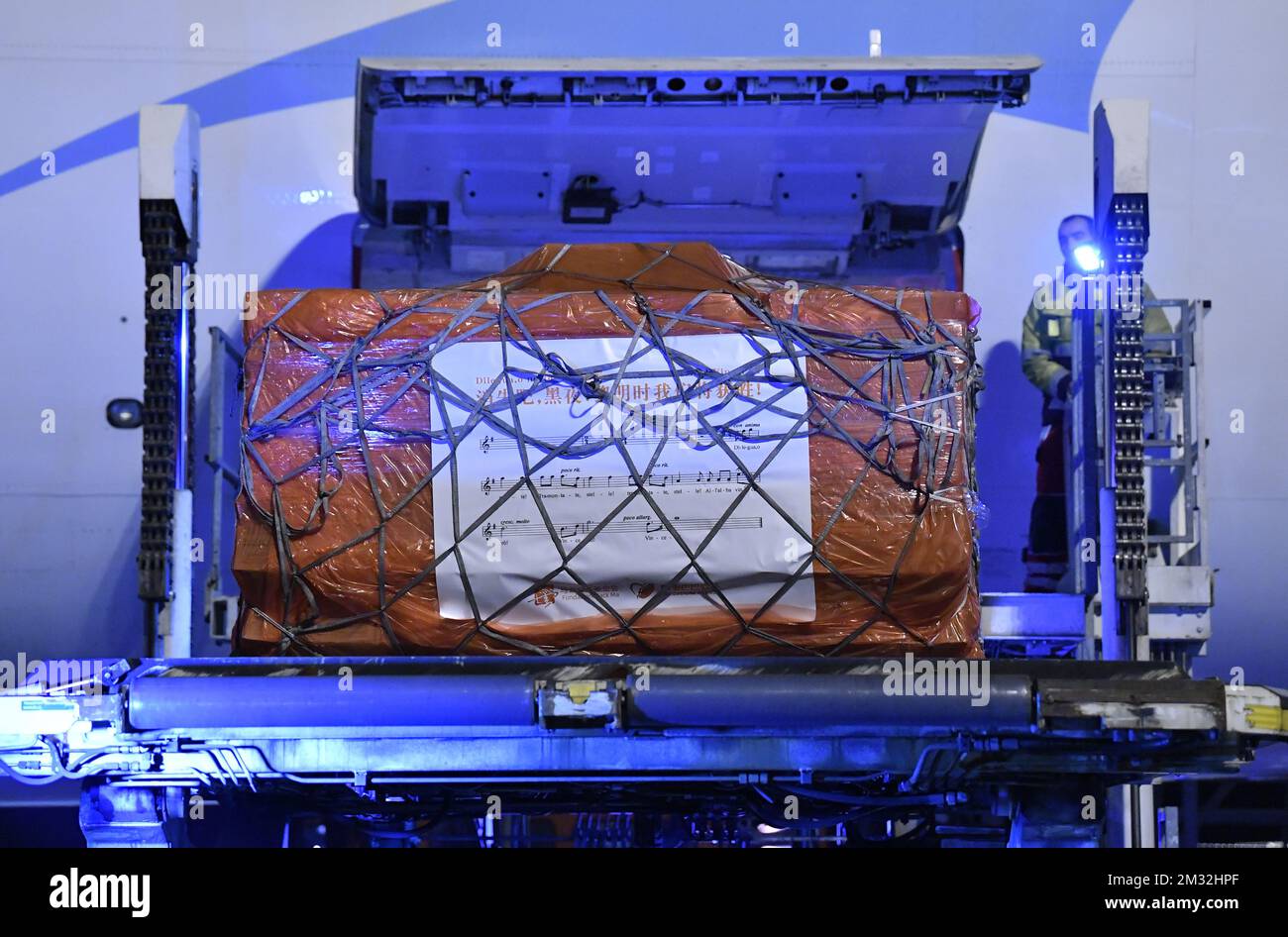 Una foto durante l'arrivo di un volo speciale, all'aeroporto di Liegi, venerdì 13 marzo 2020. Il governo federale ha annunciato ieri nuove misure per fermare la diffusione del Covid-19. Jack ma Foundation e Alibaba Foundation forniscono e donano forniture mediche a più paesi, sottolineando un impegno incondizionato ad aiutare gli altri durante una crisi di salute pubblica. Stasera, un volo pieno di forniture mediche per l'Europa atterrerà all'aeroporto di Liegi. FOTO DI BELGA JOHN THYS Foto Stock