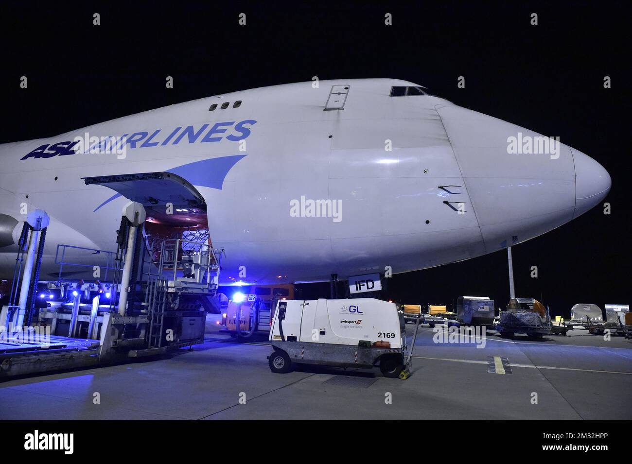 Una foto durante l'arrivo di un volo speciale, all'aeroporto di Liegi, venerdì 13 marzo 2020. Il governo federale ha annunciato ieri nuove misure per fermare la diffusione del Covid-19. Jack ma Foundation e Alibaba Foundation forniscono e donano forniture mediche a più paesi, sottolineando un impegno incondizionato ad aiutare gli altri durante una crisi di salute pubblica. Stasera, un volo pieno di forniture mediche per l'Europa atterrerà all'aeroporto di Liegi. FOTO DI BELGA JOHN THYS Foto Stock
