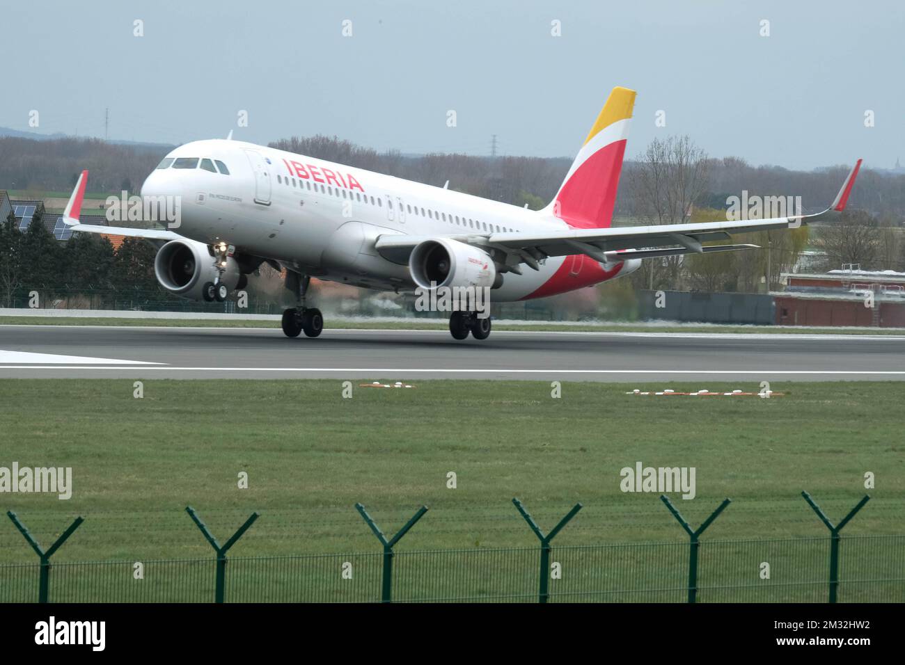 L'immagine mostra un aereo di atterraggio all'aeroporto di Bruxelles, a Zaventem, domenica 15 marzo 2020. Giovedì sera il governo federale ha annunciato misure drastiche per fermare la diffusione di Covid-19. I ristoranti e i caffè sono chiusi, sono aperti solo i negozi che vendono cibo, le lezioni scolastiche saranno sospese dal lunedì. I tour operator e le compagnie aeree hanno annullato un gran numero di voli. FOTO DI BELGA NICOLAS MAETERLINCK Foto Stock