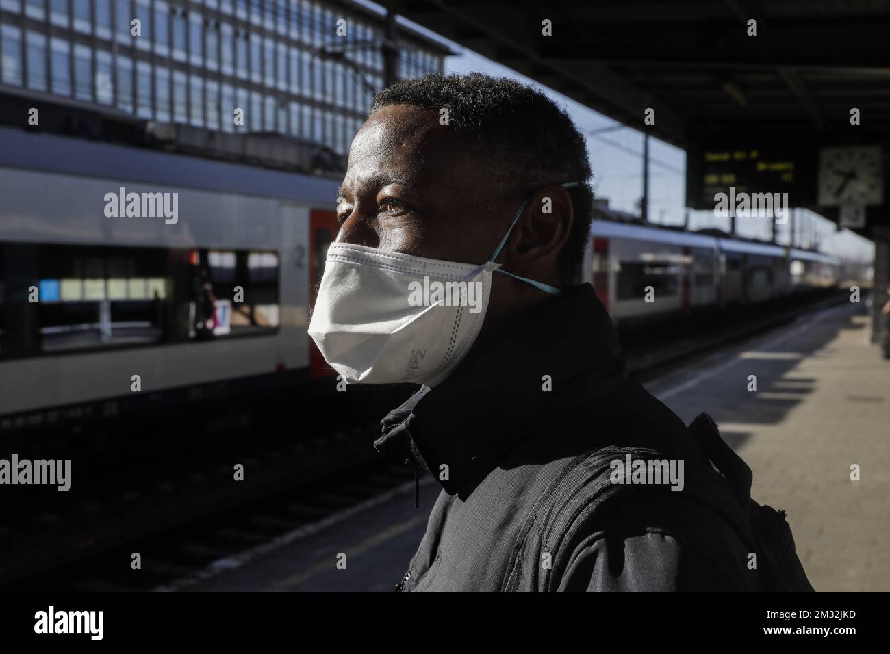 L'immagine mostra la polizia nella stazione ferroviaria Brussel Zuid/Bruxelles Midi durante l'installazione di un servizio ferroviario di interesse nazionale (treindienst van nationaal belang - service de train d'interet National), a Bruxelles, lunedì 23 marzo 2020. A partire dal marzo 18th, sono state adottate nuove misure per evitare la diffusione del Covid-19. Finora ci sono 3401 persone infette in Belgio. FOTO DI BELGA THIERRY ROGE Foto Stock