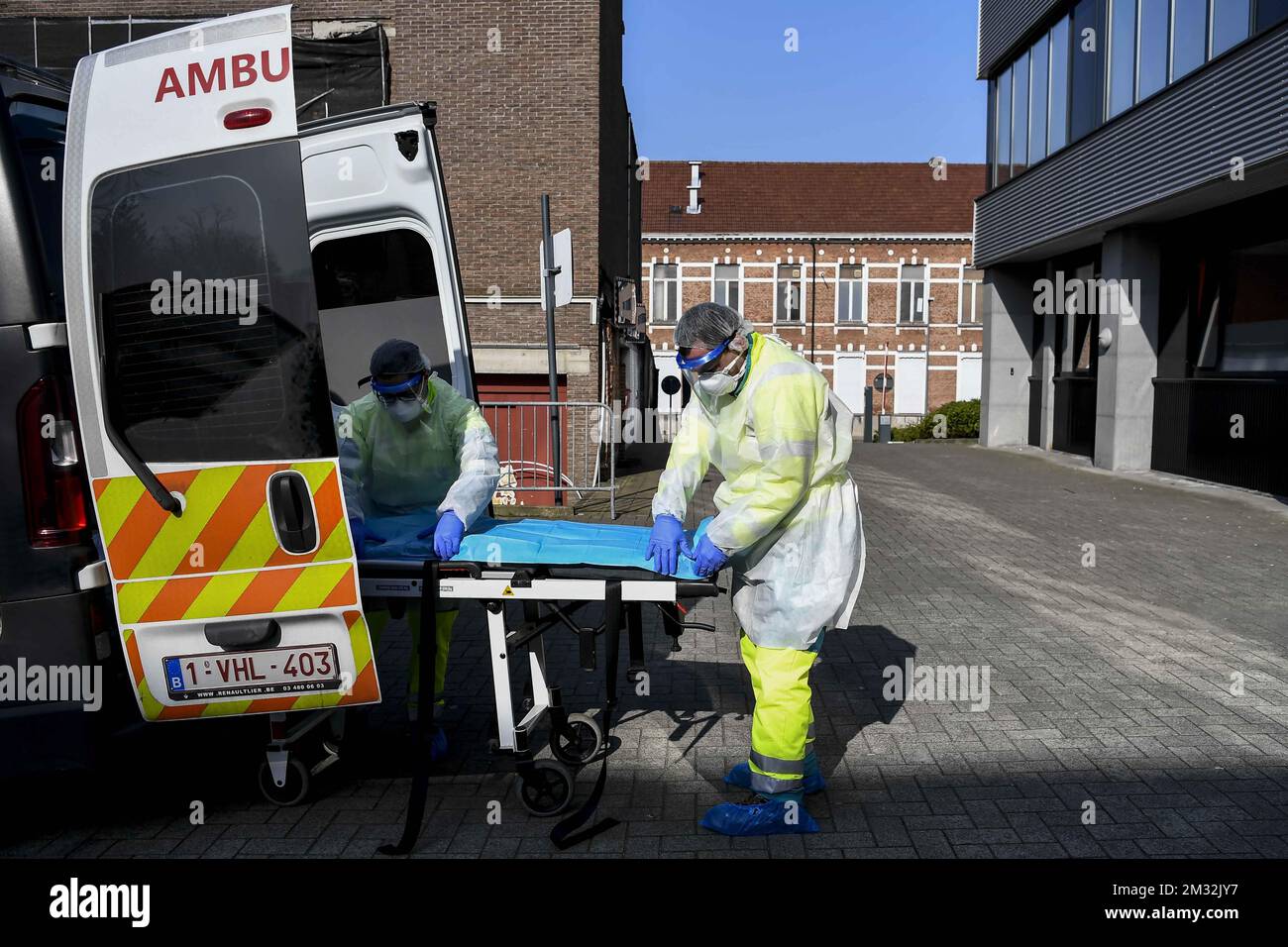 I driver dell'ambulanza Chris e Hugo preparano una barella mentre si preparano per il trasporto di un paziente. Lavorano per l'ambulanza Centrum Antwerpen, responsabile del trasporto dei pazienti Covid-19, ad Anversa, venerdì 27 marzo 2020. A partire dal marzo 18th, sono state adottate nuove misure per evitare la diffusione del Covid-19. Finora ci sono 7284 persone infette in Belgio. FOTO DI BELGA DIRK WAEM Foto Stock