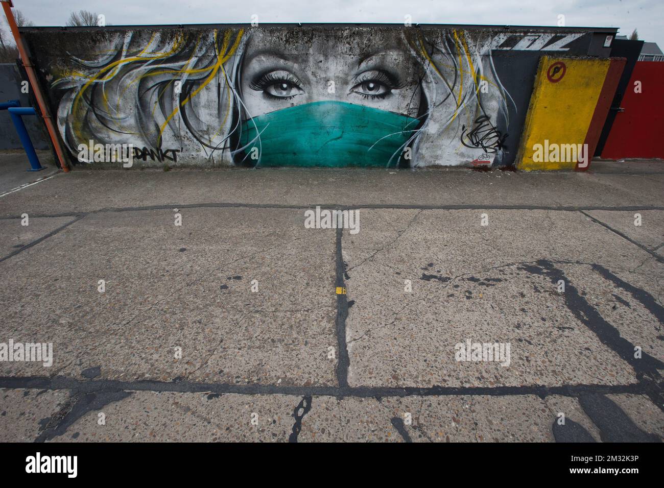 L'immagine mostra un pezzo di Street art graffiti per rendere omaggio agli operatori del settore sanitario da CAZ'N al muro di contenimento Aard a Wetteren, giovedì 02 aprile 2020. Le misure annunciate il 18th marzo dal Consiglio di sicurezza nazionale per evitare la diffusione del Covid-19 rimarranno attive almeno due settimane più a lungo, fino ad aprile 19th. BELGA FOTO Foto Stock