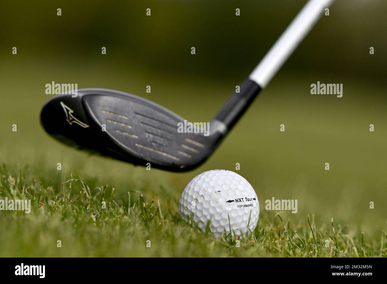 L'immagine mostra un golf club e una palla durante la preparazione del campo da golf e le misure speciali per la riapertura del Cleydael Golf and Country Club lunedì 4th maggio, venerdì 01 maggio 2020. Golf è possibile in un gruppo (volo) di 3 persone e la clubhouse e le strutture rimangono chiuse. Il Belgio è alla settima settimana di confinamento nella crisi del virus corona in corso. Il governo ha annunciato un piano graduale per tentare di uscire dalla situazione di blocco nel paese, continuando ad evitare la diffusione del Covid-19. FOTO DI BELGA DIRK WAEM Foto Stock