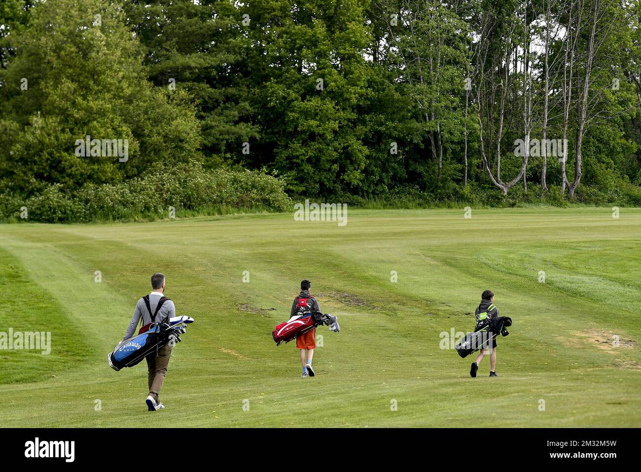 L'immagine mostra i giocatori di golf durante la preparazione del campo e le misure speciali per la riapertura del Cleydael Golf and Country Club lunedì 4th maggio, venerdì 01 maggio 2020. Golf è possibile in un gruppo (volo) di 3 persone e la clubhouse e le strutture rimangono chiuse. Il Belgio è alla settima settimana di confinamento nella crisi del virus corona in corso. Il governo ha annunciato un piano graduale per tentare di uscire dalla situazione di blocco nel paese, continuando ad evitare la diffusione del Covid-19. FOTO DI BELGA DIRK WAEM Foto Stock