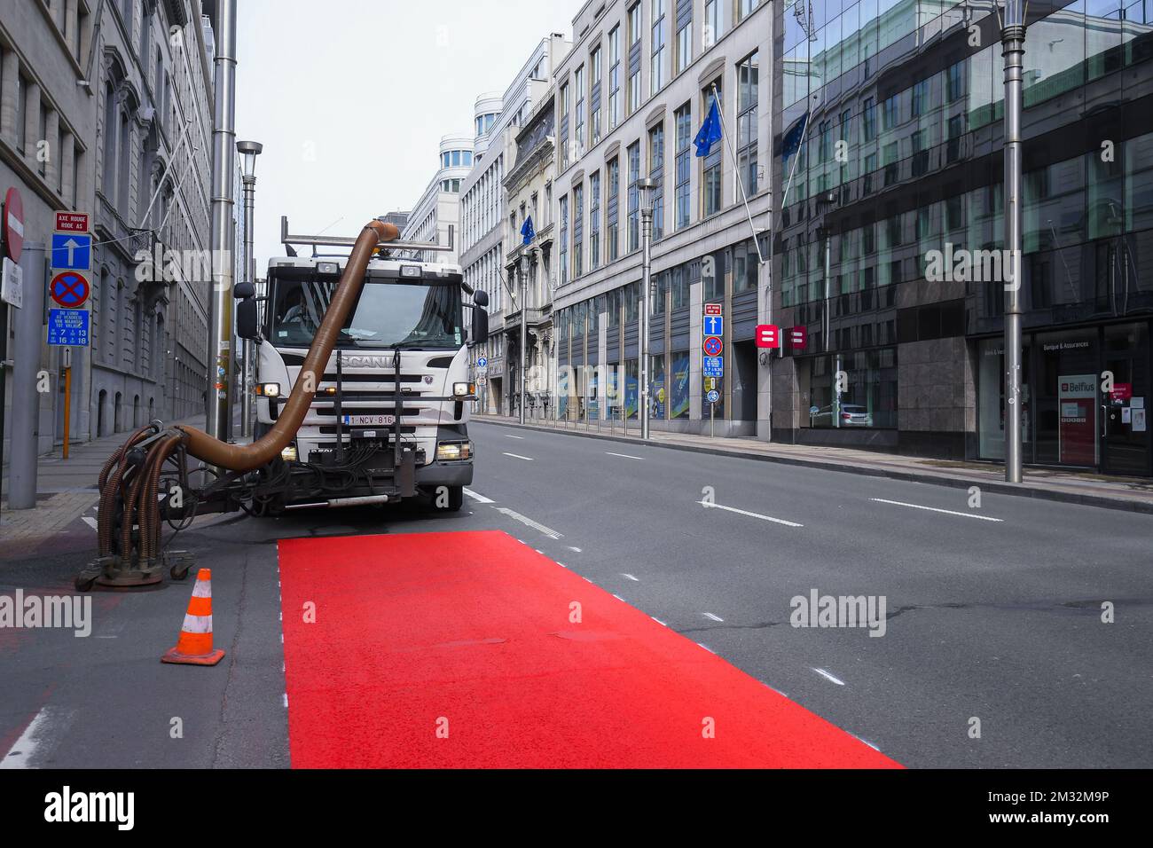 La figura mostra una pista ciclabile appena installata, in Rue de la Loi / Wetstraat a Bruxelles, martedì 05 maggio 2020. Il Belgio è alla settimana 8 di confinamento nella crisi del virus corona in corso. La fase 1A del piano di uscita dalla situazione di blocco nel paese è iniziata questa settimana. FOTO DI BELGA LAURIE DIEFFEMBACQ Foto Stock