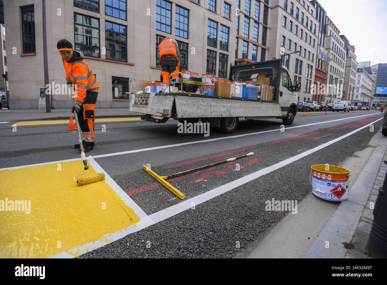 L'immagine mostra l'installazione di un nuovo percorso ciclabile, presso Boulevard Emile Jacqmain / Emile Jacqmainlaan a Bruxelles, martedì 05 maggio 2020. Il Belgio è alla settimana 8 di confinamento nella crisi del virus corona in corso. La fase 1A del piano di uscita dalla situazione di blocco nel paese è iniziata questa settimana. FOTO DI BELGA LAURIE DIEFFEMBACQ Foto Stock