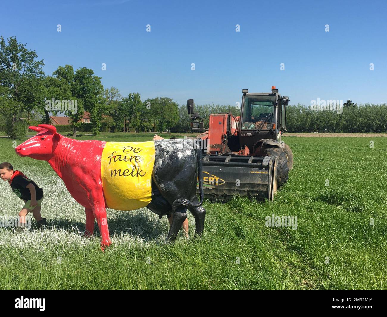 L'immagine mostra un'azione di protesta di un produttore di latte a Laarne, giovedì 07 maggio 2020. Il Belgio è alla sua ottava settimana di confinamento, ma anche la settimana della fase 1A del piano di definement nella crisi del virus corona in corso. BELGA FOTO ANN BRAECKMAN Foto Stock