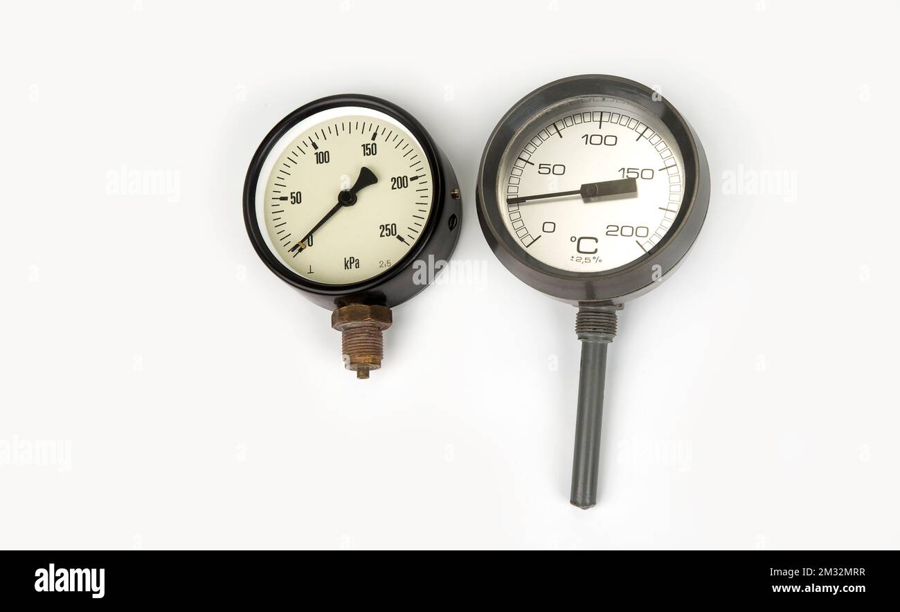 Misuratore di pressione per caldaie industriali e termometro per riscaldamento centralizzato Foto Stock