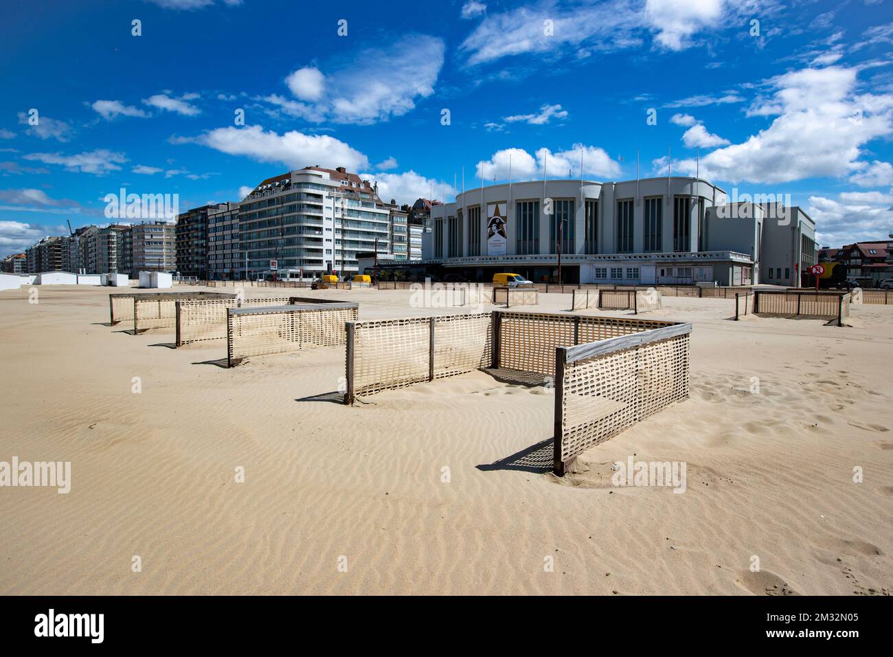 L'immagine mostra le singole zone indicate sulla spiaggia per consentire ai visitatori di rispettare le misure di distanza sociale sulla costa belga di Knokke, mercoledì 13 maggio 2020. Il Belgio è alla sua nona settimana di confinamento nella crisi del virus corona in corso. BELGA FOTO KURT DESPLENTER Foto Stock