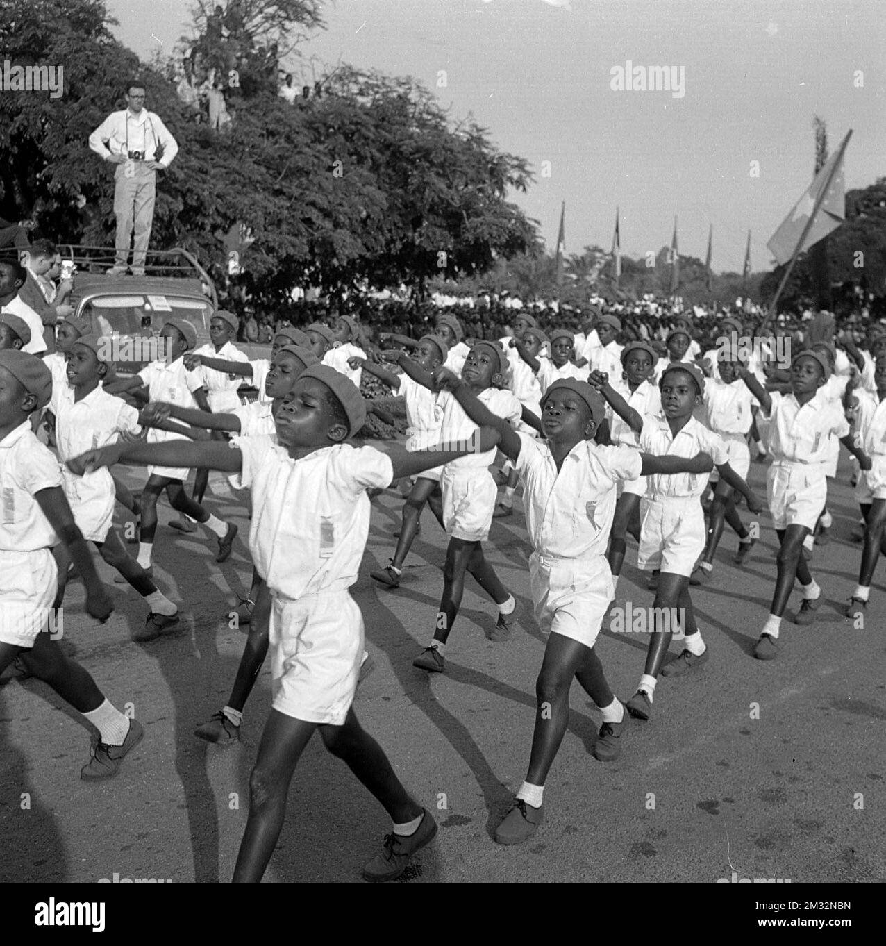 19600701 - LEOPOLDVILLE, CONGO: Gli studenti delle scuole congolesi hanno passato il re belga Baudouin e il presidente del Congo Joseph Kasa Vubu durante una celebrazione che ha segnato l'indipendenza della Repubblica del Congo dal Belgio il 1st luglio 1960 a Leopoldville, Congo. (Archivio Belga) Foto Stock