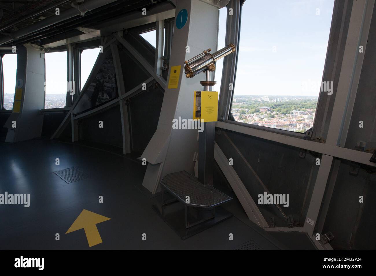 L'illustrazione mostra l'interno dell'atomium durante la riapertura della famosa attrazione turistica dell'atomium a Bruxelles, lunedì 01 giugno 2020. Il Belgio si trova nella sua dodicesima settimana di confinamento nella crisi del virus corona in corso e nella terza settimana della fase 2 del definement. FOTO DI BELGA NICOLAS MAETERLINCK Foto Stock