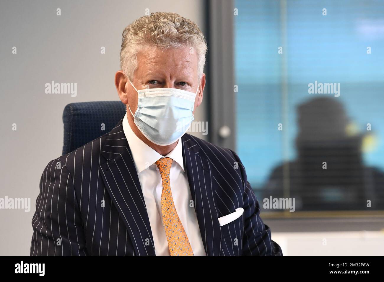 Il ministro della Difesa Pieter De CREM indossa una maschera di bocca in occasione di una visita regale al Centro Nazionale di crisi (Nationaal Crisiscentrum - Centre de Crise National) di Bruxelles, giovedì 04 giugno 2020. BELGA FOTO PISCINA DIRK WAEM Foto Stock