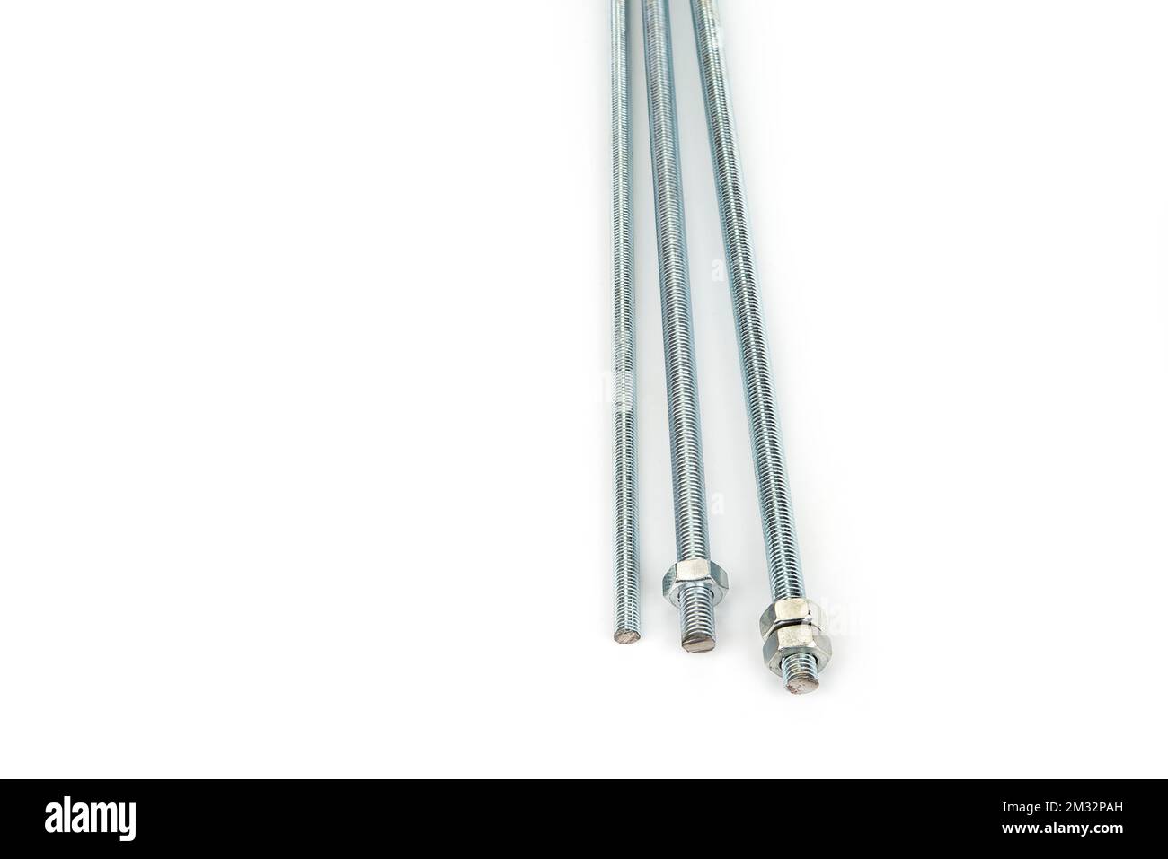 Tagliare l'asta filettata con un dado su un dorso bianco Foto Stock