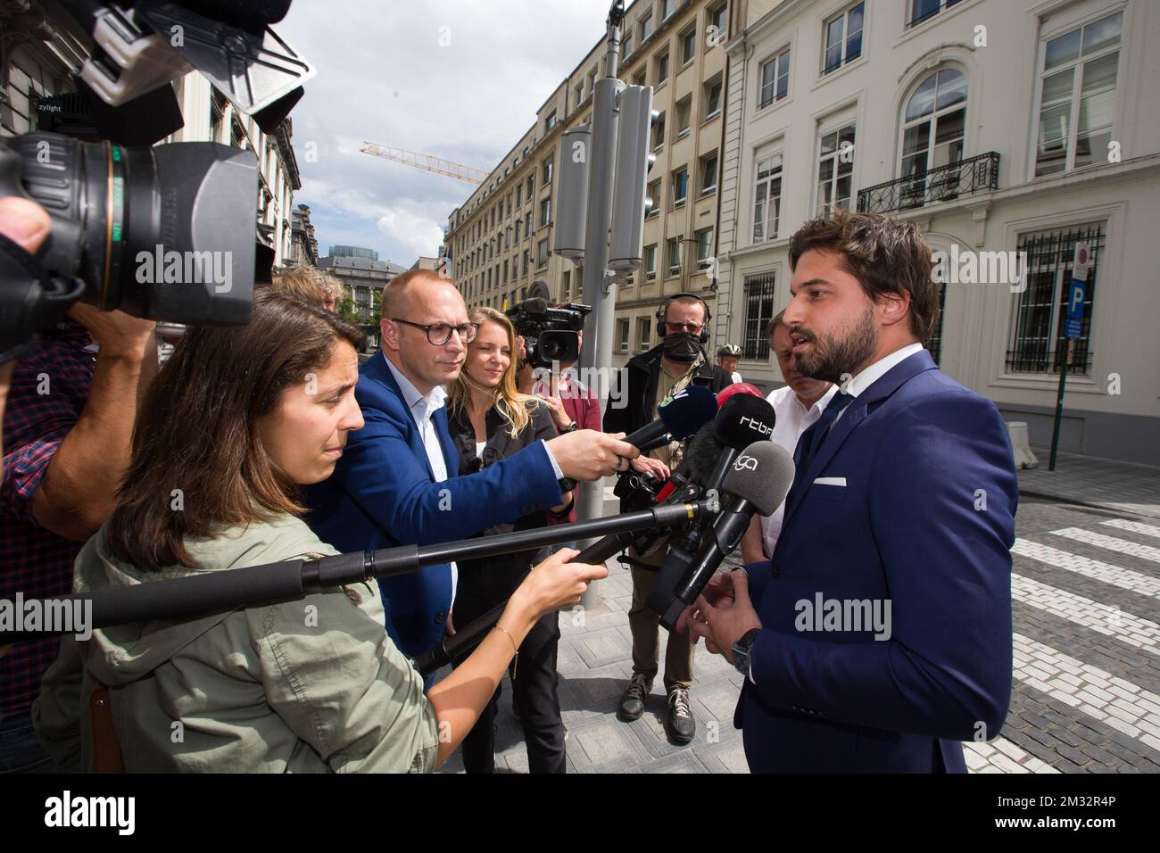 IL PRESIDENTE Georges-Louis Bouchez parla alla stampa in vista di un incontro tra i presidenti dei partiti del governo di Wilmes (MR, Open VLD e CD&V), in Rue de la Loi, 16 - wetstraat, mercoledì 17 giugno 2020 a Bruxelles. L'attuale governo ha poteri speciali per affrontare la pandemia del Covid-19 fino a giugno 27th e discuterà possibili scenari. FOTO DI BELGA NICOLAS MAETERLINCK Foto Stock