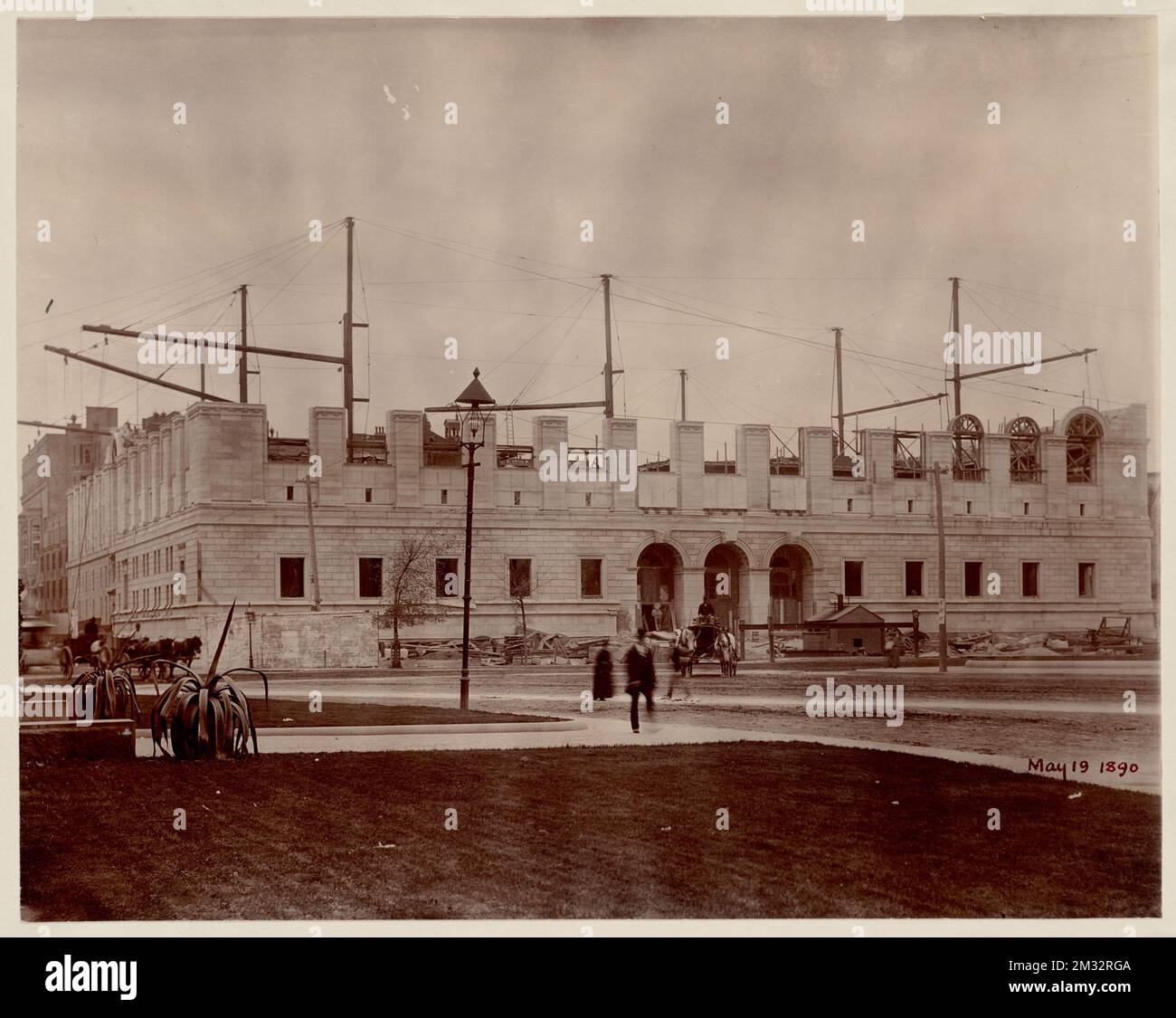 Vista generale della facciata presa di fronte al Museo delle Belle Arti, costruzione del McKim Building, biblioteche pubbliche, costruzione di edifici, facciate, Boston Public Library Foto Stock