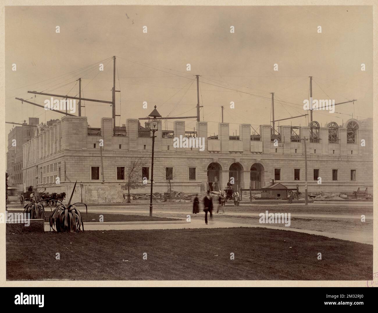 Vista generale della facciata presa di fronte al Museo delle Belle Arti, costruzione del McKim Building, biblioteche pubbliche, costruzione di edifici, facciate, Boston Public Library Foto Stock