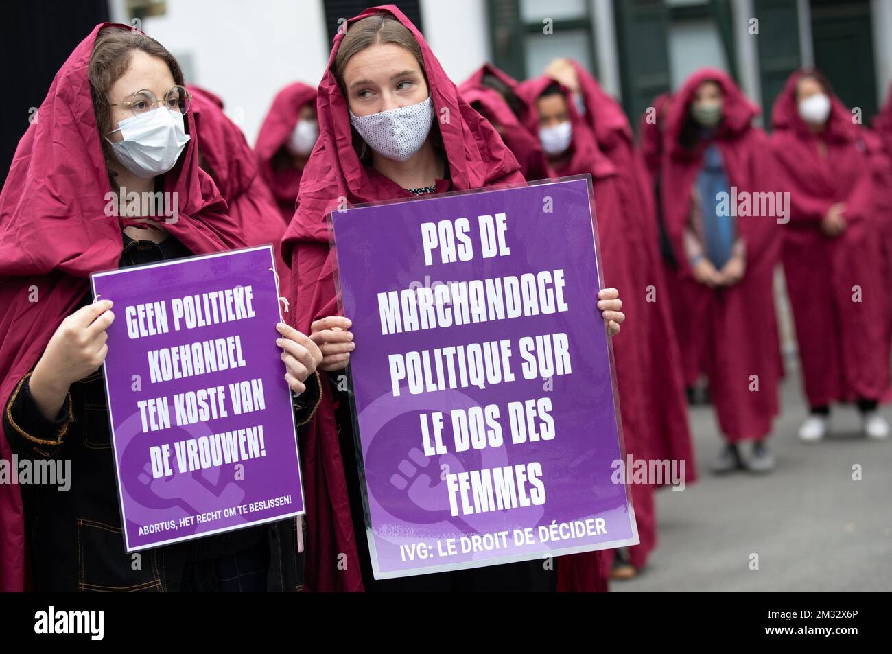 Le donne vestite di cappe rosse (come le donne della serie televisiva "la storia dell'Handsaid") protestano per rivendicare giochi politici intorno alla nuova legge sull'aborto che potrebbe essere votata oggi al parlamento, all'inizio di una riunione del Consiglio di sicurezza nazionale, composta da politici e servizi di intelligence, Per discutere il definement nella crisi del Covid-19 (Coronavirus) in corso, mercoledì 15 luglio 2020 a Bruxelles. Negli ultimi giorni, il numero medio di contaminazioni al giorno è aumentato di nuovo. BELGA FOTO BENOIT DOPPAGNE Foto Stock