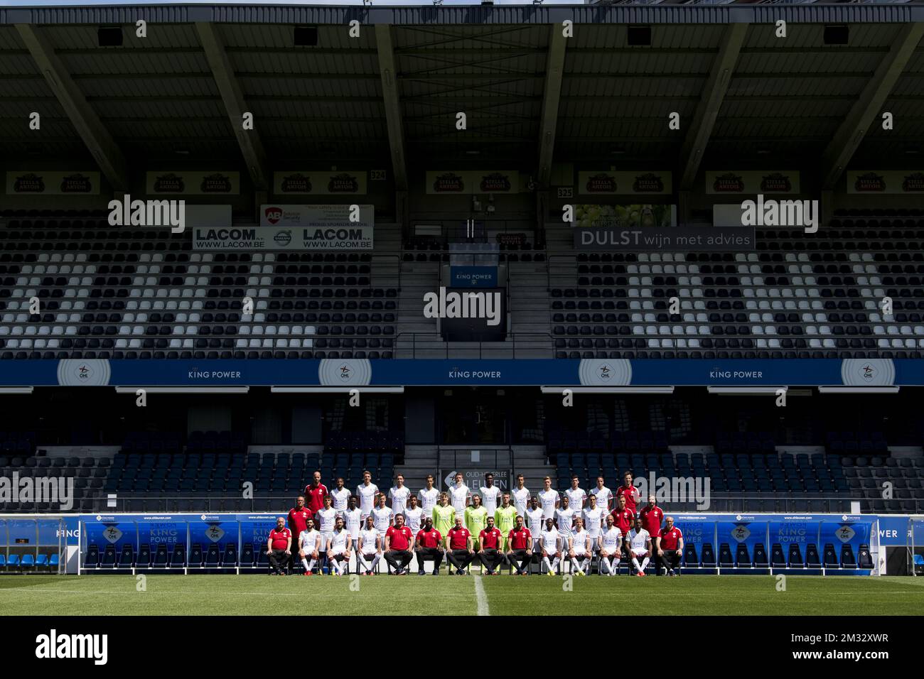 (Riga superiore l-R) 15 Dylan Ouedraogo di OHL, Toon Raemaekers di OHL, Sascha Kotysch di OHL, David Hubert di OHL, Thomas Henry di OHL, Aboubakar Keita di OHL, Tom Van Hyfte di OHL, Arthur Allemeersch di OHL, Jordy Gillekens di OHL, Milan Tucic di OHL, Michiel Devyver, riga centrale (L-R), Patrick Van Bael, Daan Vekemans di OHL, Kamal Sowah di OHL, Mathieu Maertens di OHL, Pierre Yves Ngawa di OHL, Celestin De Schrevel, Darren Keet, Oregan Ravet di OHL, Derrick Katuku Tshimanga di OHL, Yannick Aguemon di OHL, Jeremy Perbet di OHL, Dries Bloemen, Abe Diels, Fila inferiore (L-R), Andre Michiels, trista di OHL Foto Stock