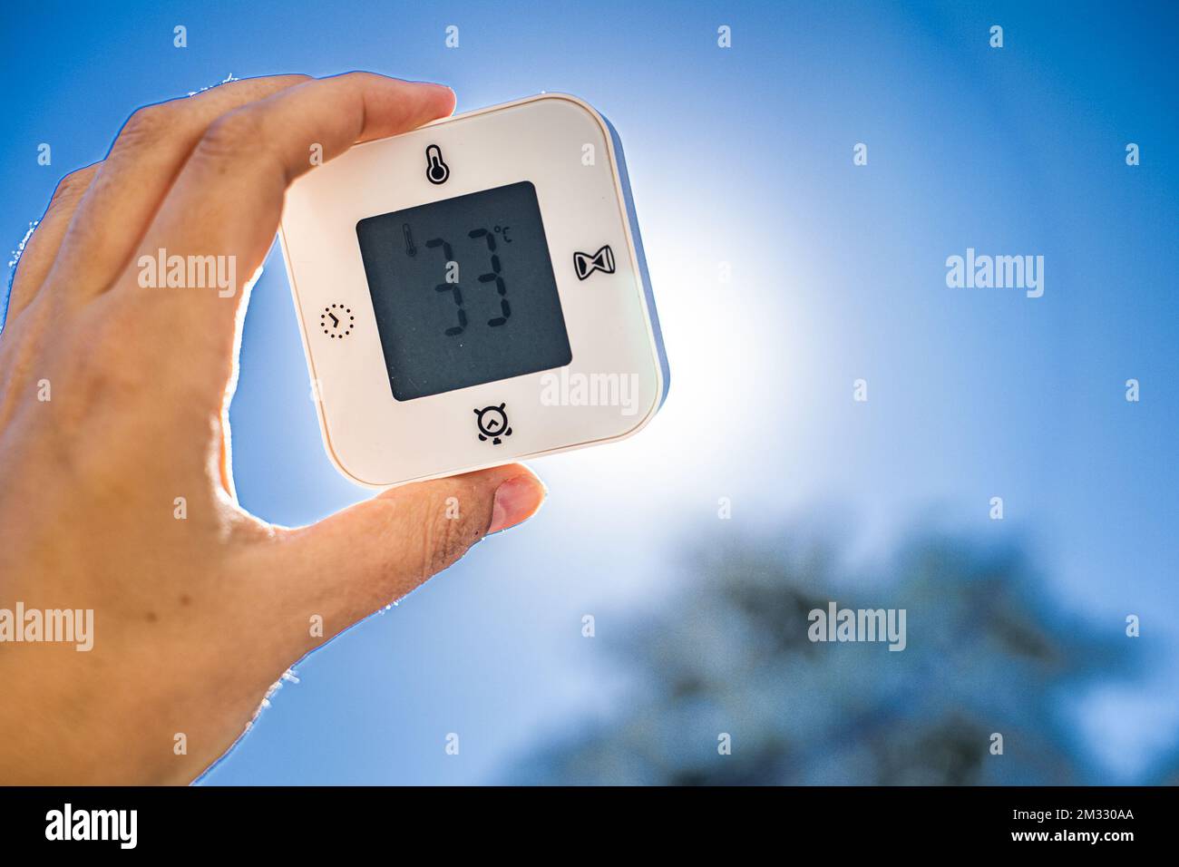 La figura mostra un termometro con 33 gradi Celsius al sole, a Bruxelles, mercoledì 05 agosto 2020. Le temperature in Belgio stanno aumentando fino a raggiungere livelli record e i servizi meteo si aspettano un'ondata di caldo entro la fine della settimana. FOTO DI BELGA LAURIE DIEFFEMBACQ Foto Stock La figura mostra un termometro con 33 gradi Celsius al sole, a Bruxelles, mercoledì 05 agosto 2020. Le temperature in Belgio stanno aumentando fino a raggiungere livelli record e i servizi meteo si aspettano un'ondata di caldo entro la fine della settimana. FOTO DI BELGA LAURIE DIEFFEMBACQ Foto Stock