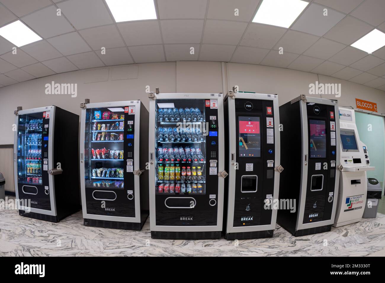 Savigliano, Italia - 07 dicembre 2022: Gruppo di distributori automatici di  caffè, bevande e snack nell'area ristoro di un ospedale italiano, FISH e  Foto stock - Alamy