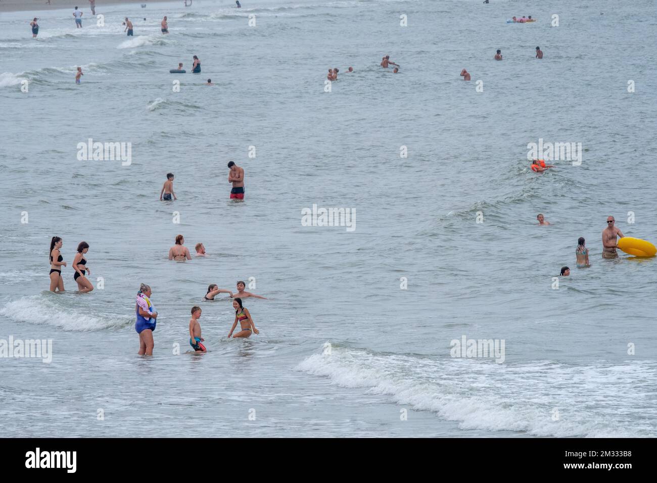 L'immagine mostra le persone che si godono la spiaggia e il mare a Blankenberge, sulla costa belga, sabato 15 agosto 2020. FOTO DI BELGA NICOLAS MAETERLINCK Foto Stock