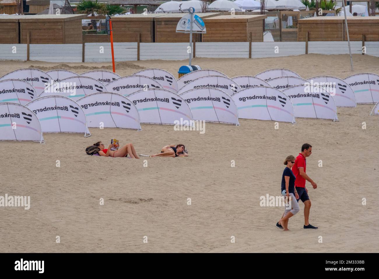 L'immagine mostra le persone che si godono la spiaggia di Blankenberge, sulla costa belga, sabato 15 agosto 2020. FOTO DI BELGA NICOLAS MAETERLINCK Foto Stock