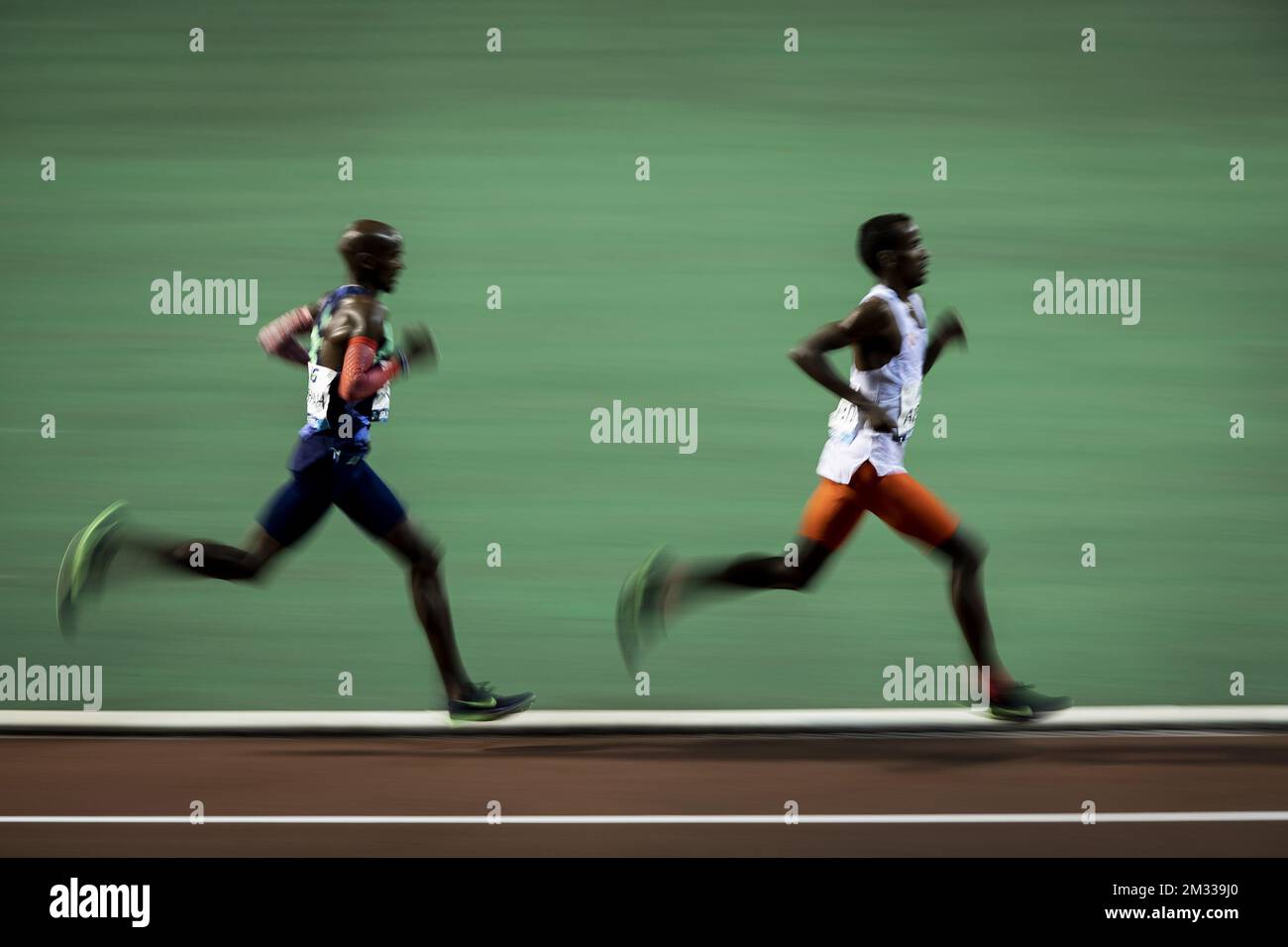 Una foto scattata a bassa velocità dell'otturatore mostra il britannico Mo Farah e il belga Bashir Abdi in azione durante la gara maschile di un'ora all'edizione 2020 dell'AG Memorial Van Damme Athletics Meeting, parte della Diamond League, venerdì 04 settembre 2020 a Bruxelles. BELGA FOTO KRISTOF VAN ACCOM Foto Stock