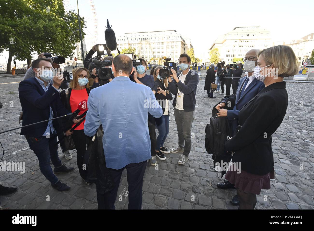 L'avvocato Marc Uyttendaele e l'artista belga Delphine Boel arrivano all'udienza conclusiva, giovedì 10 settembre 2020, nella procedura di riconoscimento paternità del re Alberto II per quanto riguarda Delphine Boel, presso il tribunale d'appello di Bruxelles. Lo scorso gennaio, re Alberto II decise di non opporre più la richiesta di riconoscere Delphine Boel come sua figlia biologica. La corte discuterà oggi alcune questioni finali relative al nome che Delphine sceglierà e al titolo "Principessa del Belgio” che lei potrebbe voler prendere. FOTO DI BELGA ERIC LALMAND Foto Stock