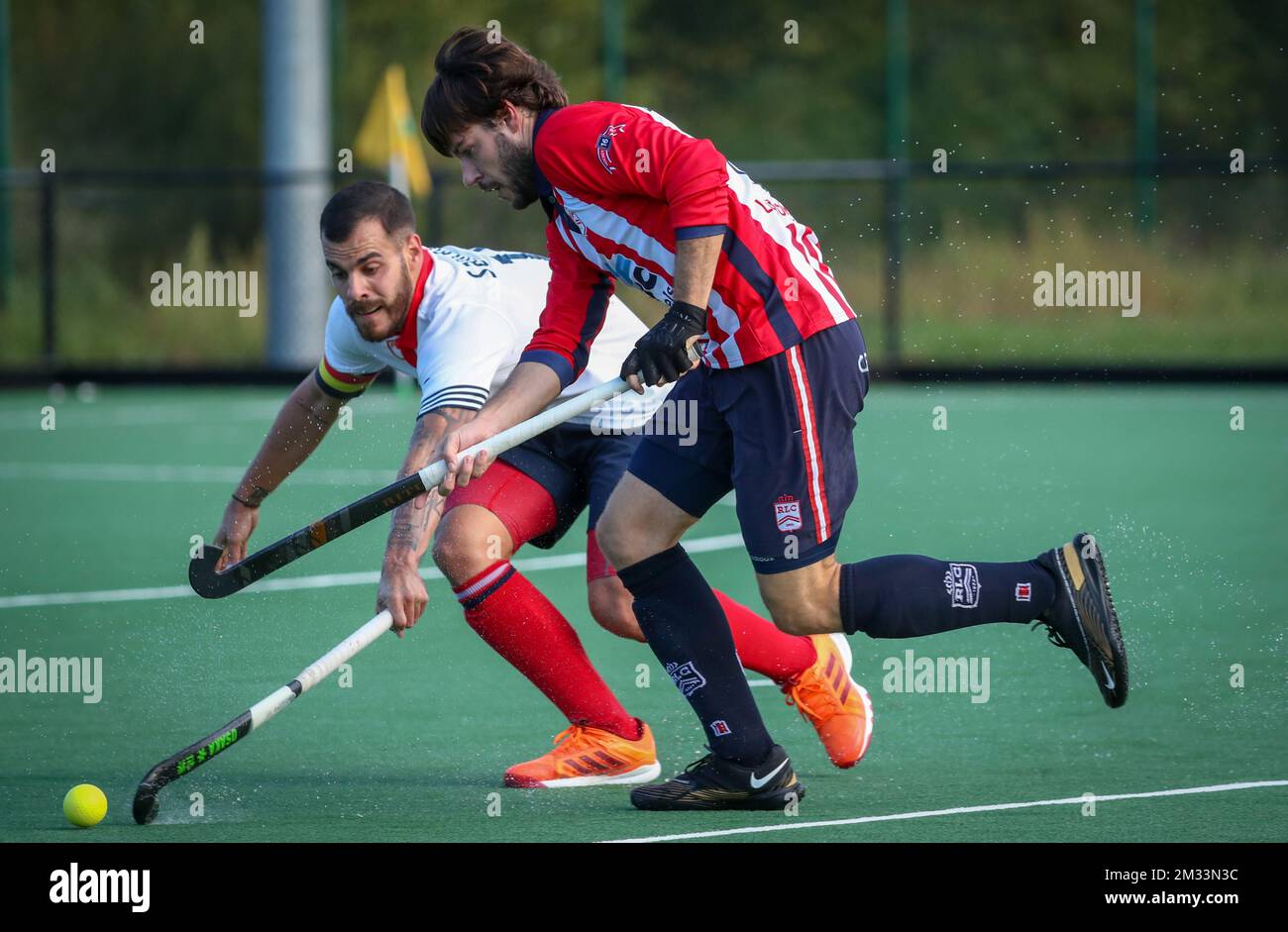 Ricardo Santa Viera di Leuven e Gaspard Baumgarten di Leopold combattono per la palla durante una partita di hockey tra il KHC Leuven e il Royal Leopold Club, domenica 11 ottobre 2020 a Leuven, il giorno 7 del campionato belga di hockey di prima divisione. BELGA PHOTO VIRGINIE LEFOUR Foto Stock