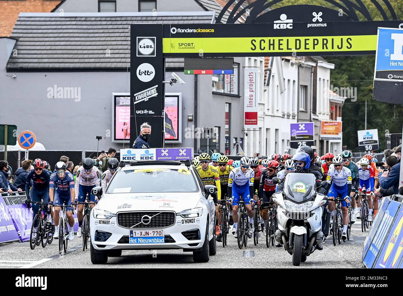 L'immagine mostra l'inizio della 108h° edizione della gara ciclistica di un giorno 'Scheldejs', 174km da Schoten a Schoten, mercoledì 14 ottobre 2020. Le gare ciclistiche fiamminghe di quest'anno sono state rinviate dalla primavera all'autunno, a causa della pandemia di coronavirus in corso. Il pubblico consiglia di rimanere a casa e seguire la gara ciclistica in televisione o radio. FOTO DI BELGA DIRK WAEM Foto Stock