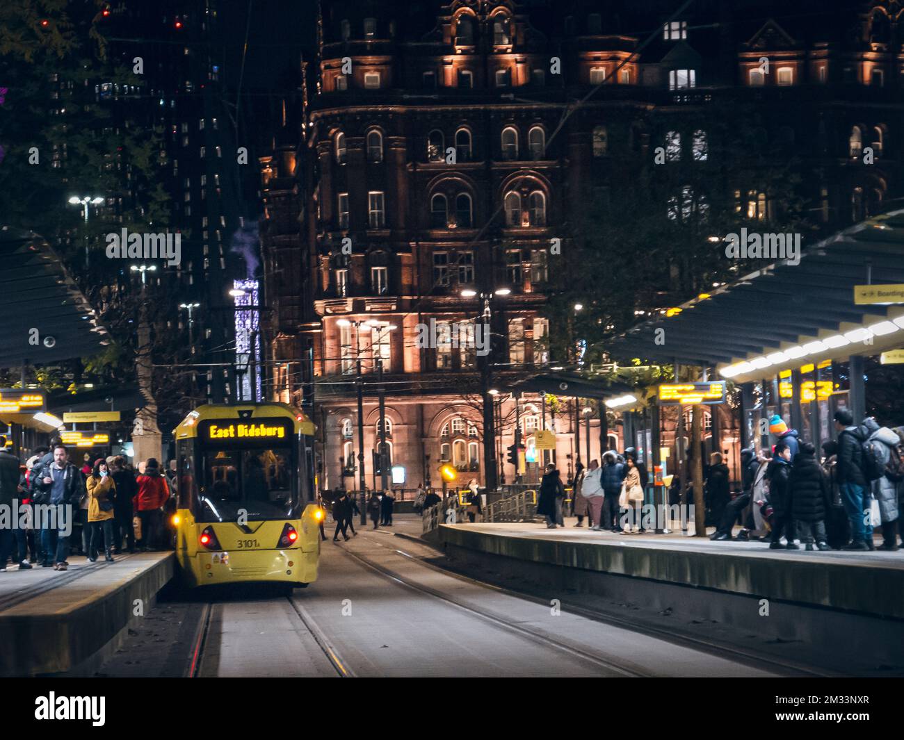 Tram nella città di Manchester di notte. Foto Stock