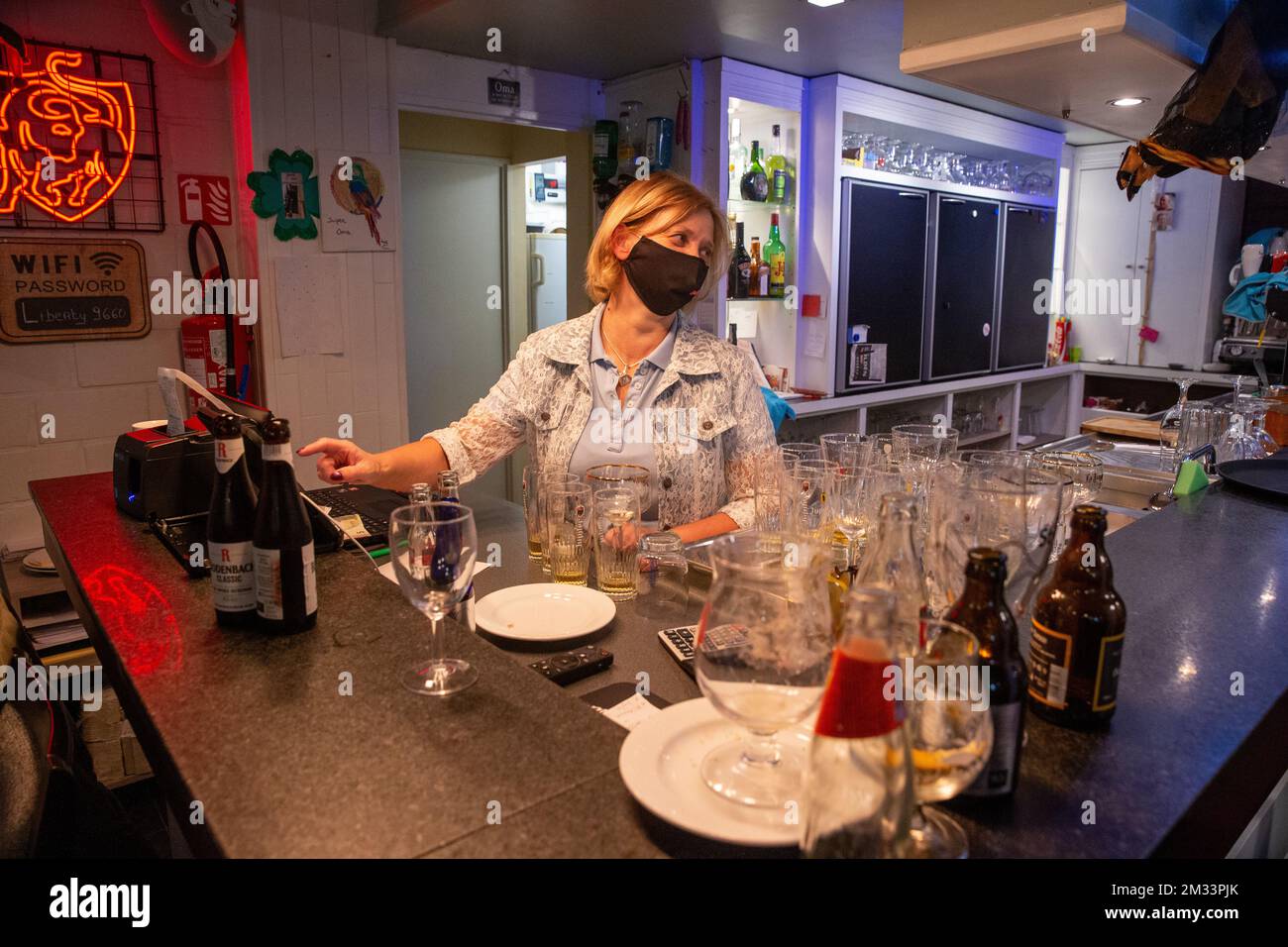 L'immagine mostra la chiusura di tutti i bar e ristoranti a Brakel, domenica 18 ottobre 2020. A partire da questa sera, sono state introdotte misure più severe per ridurre il rischio di diffusione del Covid-19 in tutto il paese, con un’intensità del numero di contaminazioni del Covid-19. I bar e i caffè resteranno chiusi per un mese da oggi. Brakel è la città natale del primo ministro belga. FOTO DI BELGA NICOLAS MAETERLINCK Foto Stock
