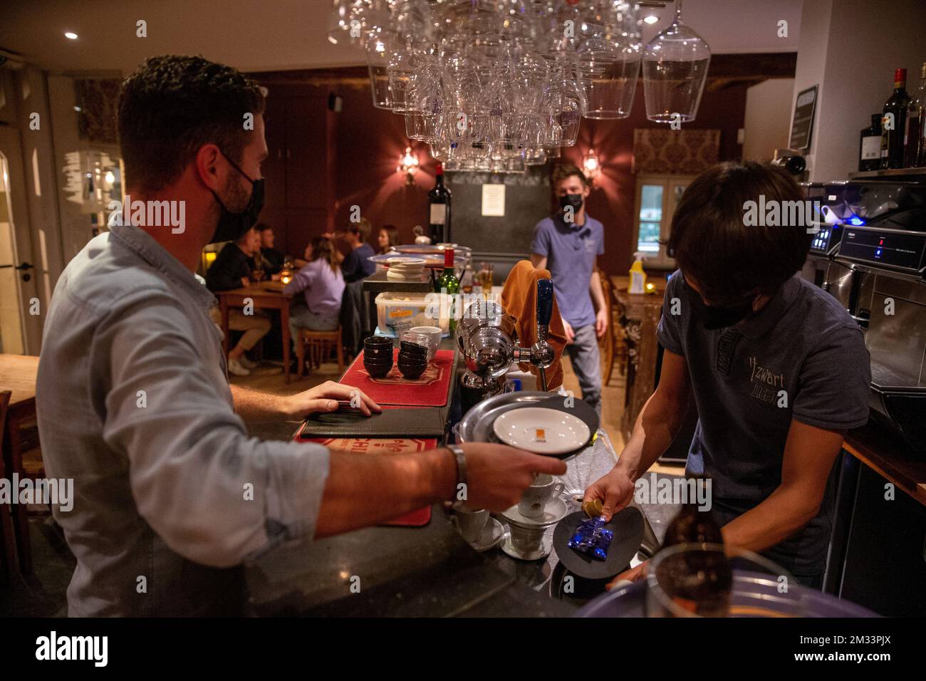 L'immagine mostra la chiusura di tutti i bar e ristoranti a Brakel, domenica 18 ottobre 2020. A partire da questa sera, sono state introdotte misure più severe per ridurre il rischio di diffusione del Covid-19 in tutto il paese, con un’intensità del numero di contaminazioni del Covid-19. I bar e i caffè resteranno chiusi per un mese da oggi. Brakel è la città natale del primo ministro belga. FOTO DI BELGA NICOLAS MAETERLINCK Foto Stock
