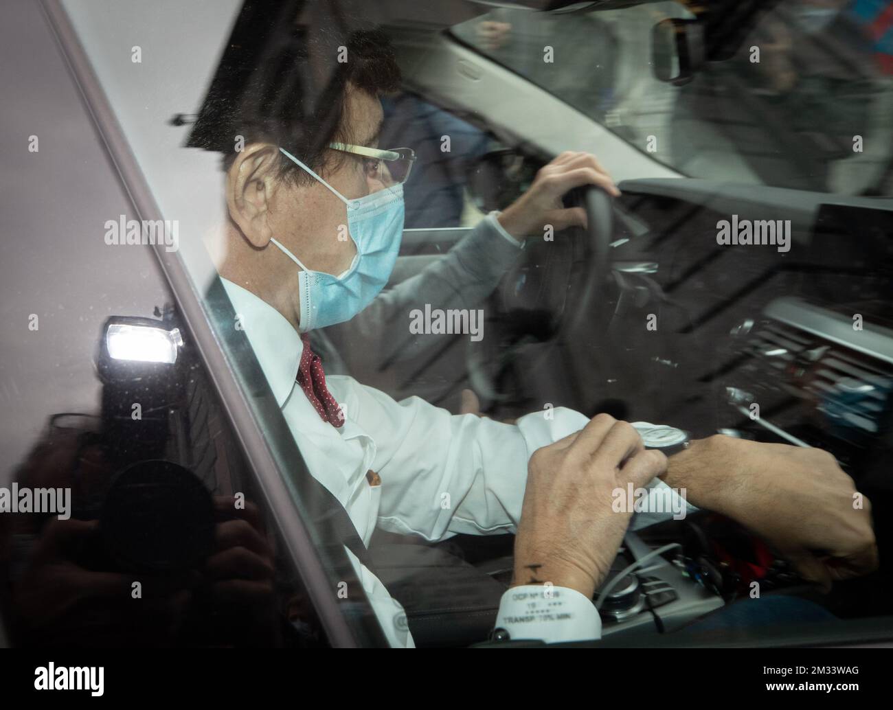 Il Presidente del Ministro Vallone Elio di Rupo guarda al suo watches mentre arriva in occasione di una riunione del Comitato consultivo con i ministri del Governo Federale, dei governi regionali e dei governi comunitari, a Bruxelles, venerdì 30 ottobre 2020. Questo incontro con i diversi governi è chiamato quando si discutono questioni che coinvolgono più livelli. La commissione si riunisce di nuovo per discutere di un possibile nuovo blocco nella crisi del coronavirus in corso. Il numero di ricoveri nel paese è ancora in aumento e c'è un crescente timore che presto gli ospedali non saranno in grado di poliziotto Foto Stock