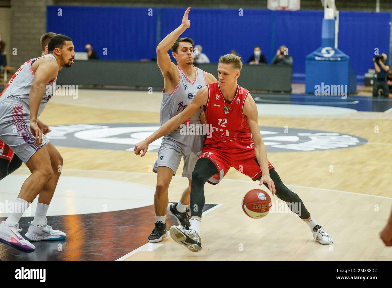 Niels Foerts di Bruxelles e Vrenz Bleijenbergh di Anversa combattono per la palla durante la partita di basket tra Brussels Phoenix e Antwerp Giants, venerdì 06 novembre 2020 a Bruxelles, il primo giorno dei campionati belgi di basket della 'EuroMillions League', nel gruppo A. BELGA FOTO BRUNO FAHY Foto Stock