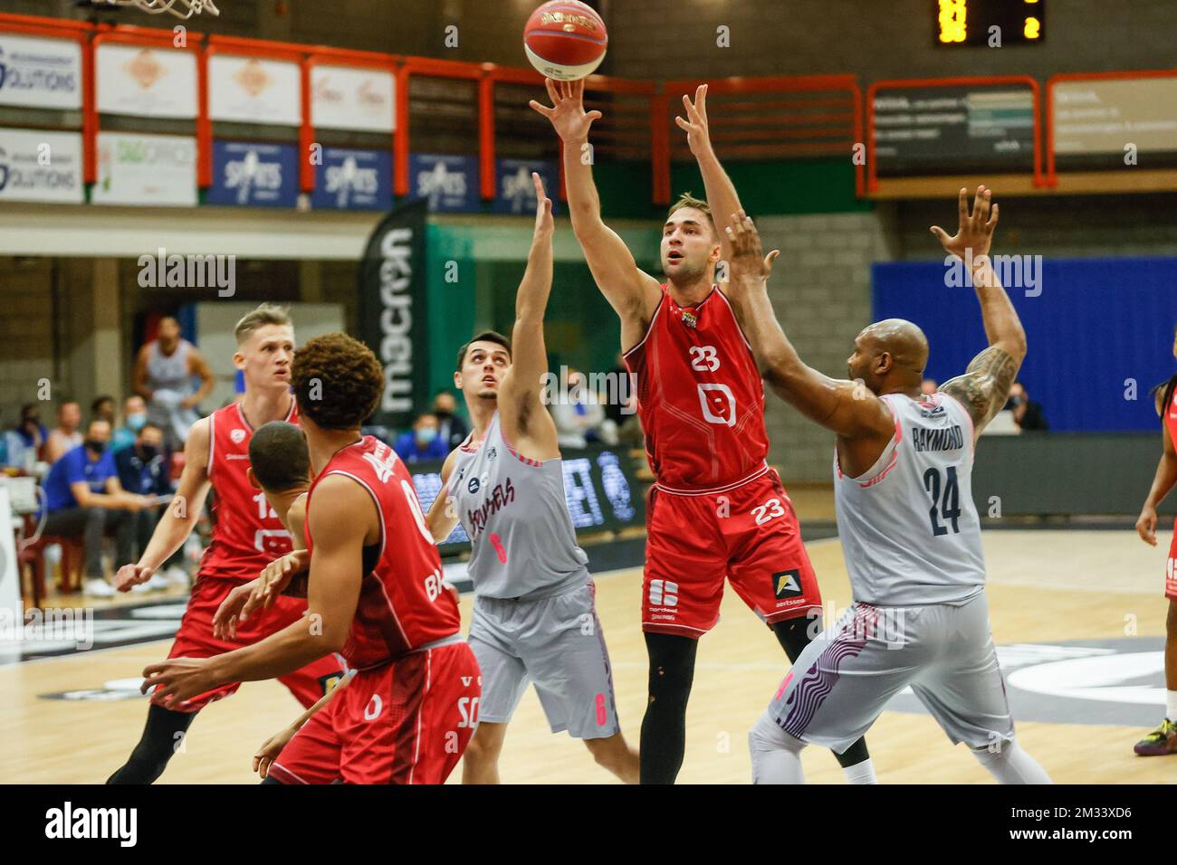Niels Foerts di Bruxelles, Dave Dudzinski di Anversa e BJ Raymond di Bruxelles combattono per la palla durante la partita di basket tra Brussels Phoenix e Antwerp Giants, venerdì 06 novembre 2020 a Bruxelles, il primo giorno dei campionati belgi di basket di prima divisione della 'EuroMillions League', Nel gruppo A. BELGA FOTO BRUNO FAHY Foto Stock