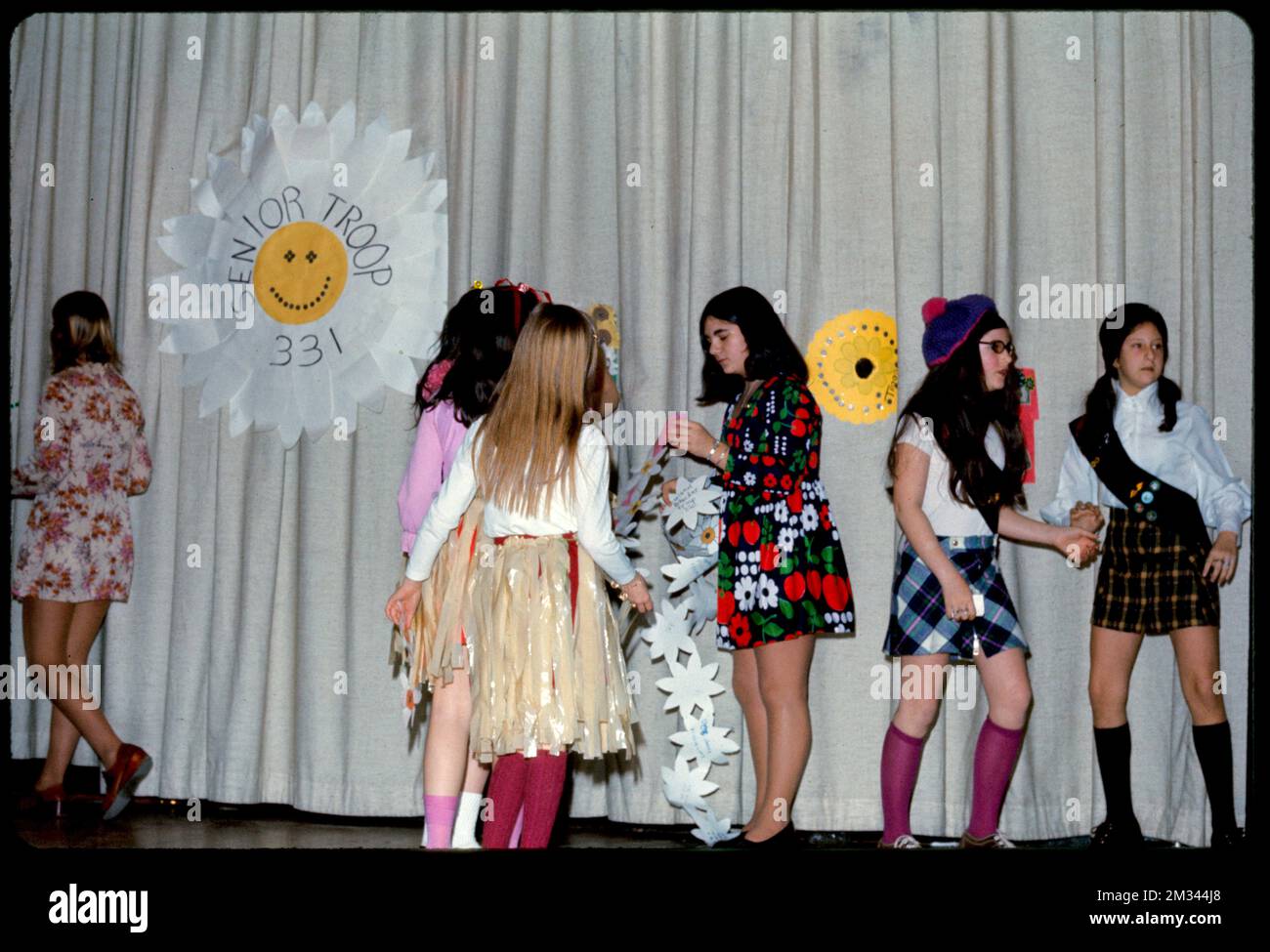 Girl Scout sul palco, organizzazioni giovanili. Collezione Edmund L. Mitchell Foto Stock