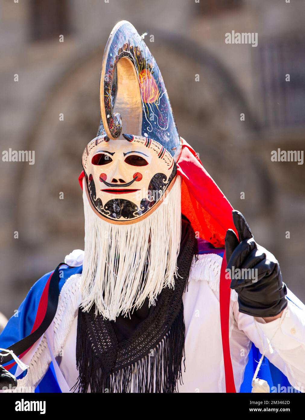 Santiago de Compostela, Spagna; 07 settembre 2019: Uomo con costume tradizionale e maschera chiamato pantalla del carnevale galiziano di Xinzo de Limia, Foto Stock