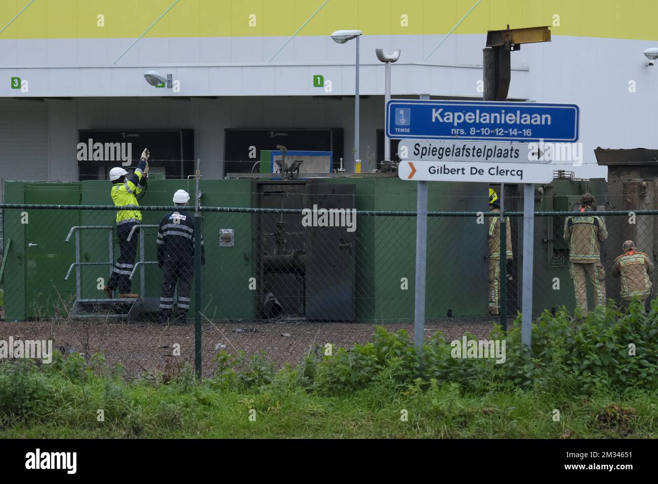 L'immagine mostra vigili del fuoco e tecnici presso il sito di un'importante esplosione di una linea sotterranea di ossigeno della società Air liquide, in una zona industriale di Temse, sabato 26 dicembre 2020. Il fumo che si sviluppava sarebbe atossico. FOTO DI BELGA NICOLAS MAETERLINCK Foto Stock