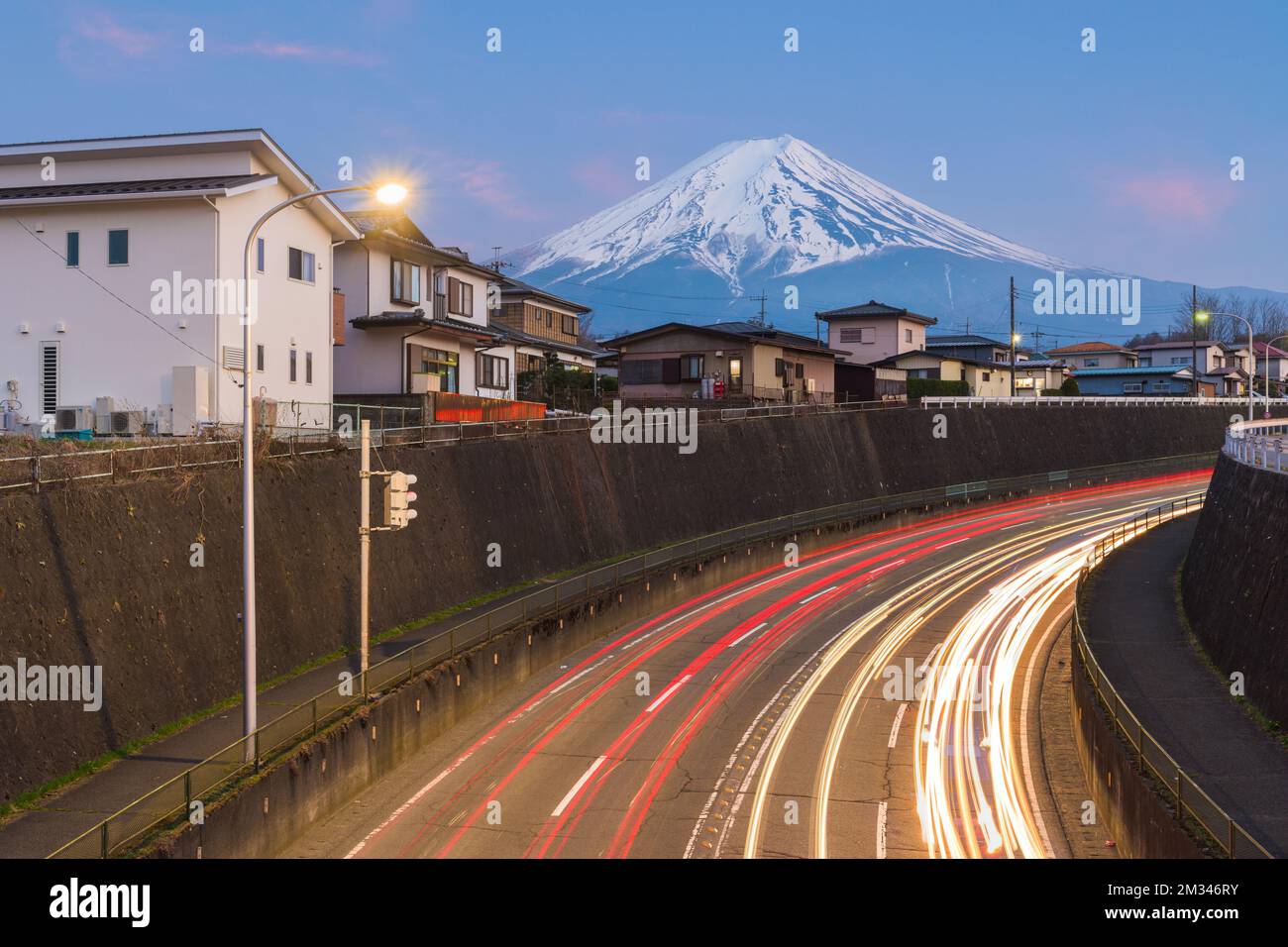 Mt. Fuji, Giappone che torreggia su quartieri e autostrade al crepuscolo. Foto Stock