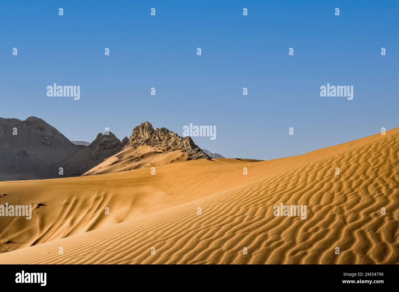 Dune di sabbia e montagne rocciose nel deserto arabo Foto Stock
