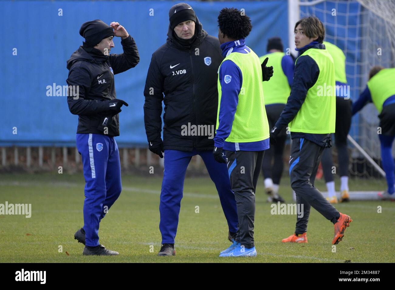 L'assistente tecnico di Genk Michel Ribeiro, l'allenatore capo di Genk John van den Brom, Angelo Preciado di Genk e Junya Ito di Genk, raffigurati durante un allenamento della squadra di calcio belga KRC Genk, a Genk, mercoledì 13 gennaio 2021. FOTO DI BELGA YORICK JANSENS Foto Stock