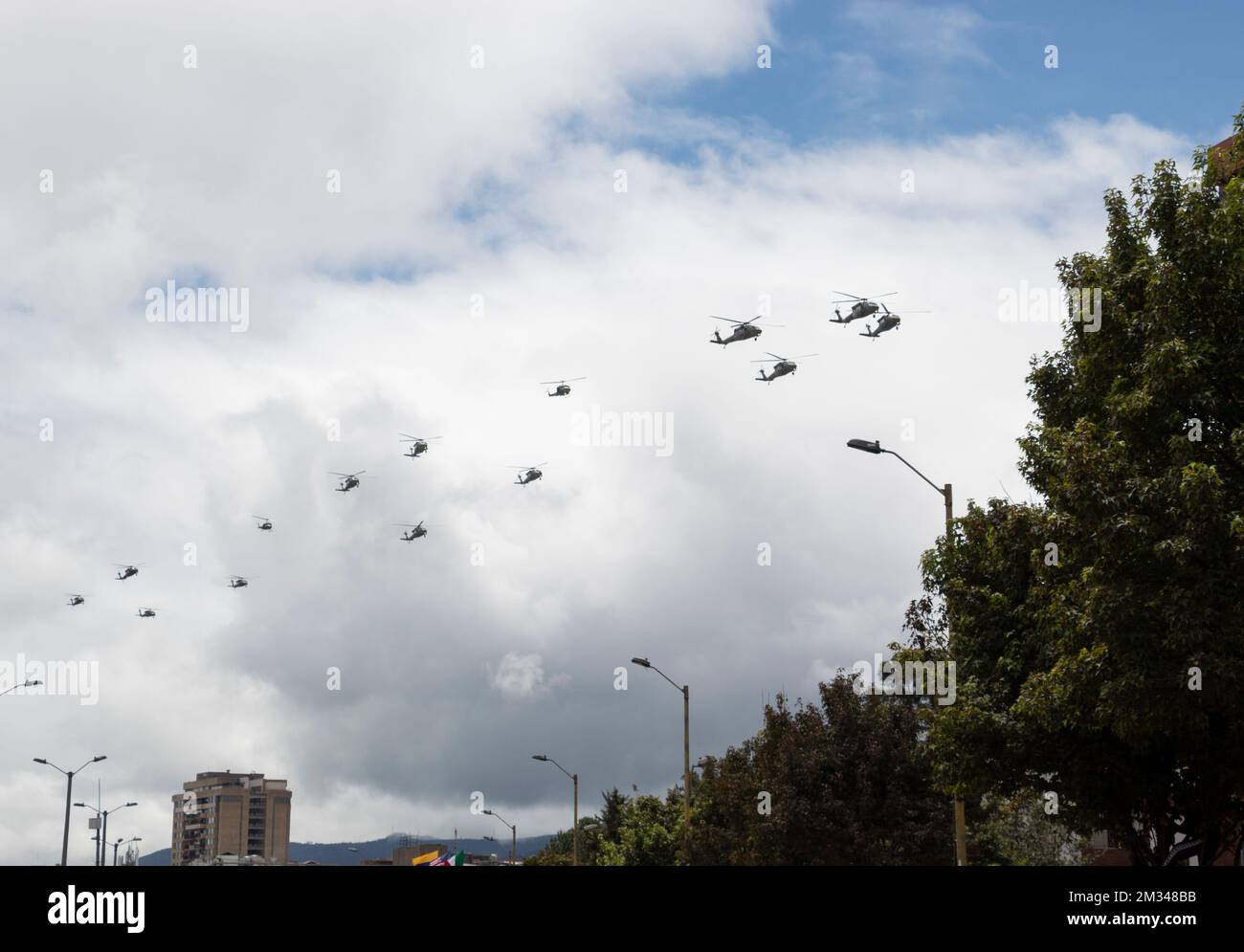 Una squadra di elicotteri dell'esercito che sorvola boyaca avenue a nord della città Foto Stock