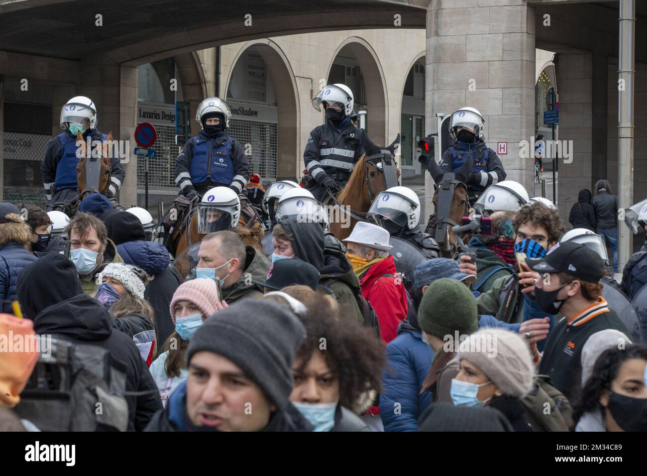 L'immagine mostra una manifestazione di protesta non autorizzata contro il coprifuoco organizzata dall'associazione 'Vecht voor je recht', di fronte alla stazione centrale di Bruxelles, nel centro della città di Bruxelles, domenica 31 gennaio 2021. L'evento è organizzato dall'associazione Vecht voor je recht (lotta per i vostri diritti), che ritiene che le misure adottate per arginare la crisi di Covid siano 'ingiuste'. Più di 800 persone hanno espresso il loro interesse sulla pagina Facebook dell'evento. Il rally dovrebbe durare un'ora. Non è stata rilasciata alcuna autorizzazione per questa raccolta. L'organizzatore della ra Foto Stock