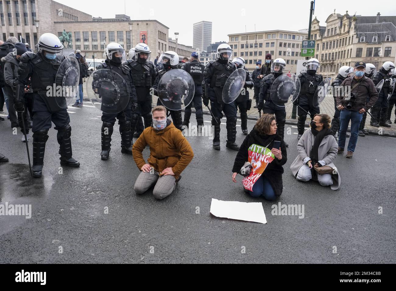 L'immagine mostra una manifestazione di protesta non autorizzata contro il coprifuoco organizzata dall'associazione 'Vecht voor je recht', di fronte alla stazione centrale di Bruxelles, nel centro della città di Bruxelles, domenica 31 gennaio 2021. L'evento è organizzato dall'associazione Vecht voor je recht (lotta per i vostri diritti), che ritiene che le misure adottate per arginare la crisi di Covid siano 'ingiuste'. Più di 800 persone hanno espresso il loro interesse sulla pagina Facebook dell'evento. Il rally dovrebbe durare un'ora. Non è stata rilasciata alcuna autorizzazione per questa raccolta. L'organizzatore della ra Foto Stock