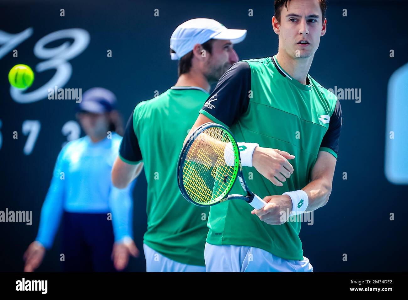 Sander Gille (L) e Joran Vliegen hanno mostrato in azione una partita di tennis doppia dei belgi Sander Gille e Joran Vliegen contro i croati Nikola Mektic/Mate Pavic, nelle finali trimestrali delle doppie maschili al torneo Murray River Open, Uno dei tornei della Summer Series in vista dell'Australian Open Grand Slam, sabato 06 febbraio 2021 a Melbourne Park, Melbourne, Australia. FOTO DI BELGA PATRICK HAMILTON Foto Stock