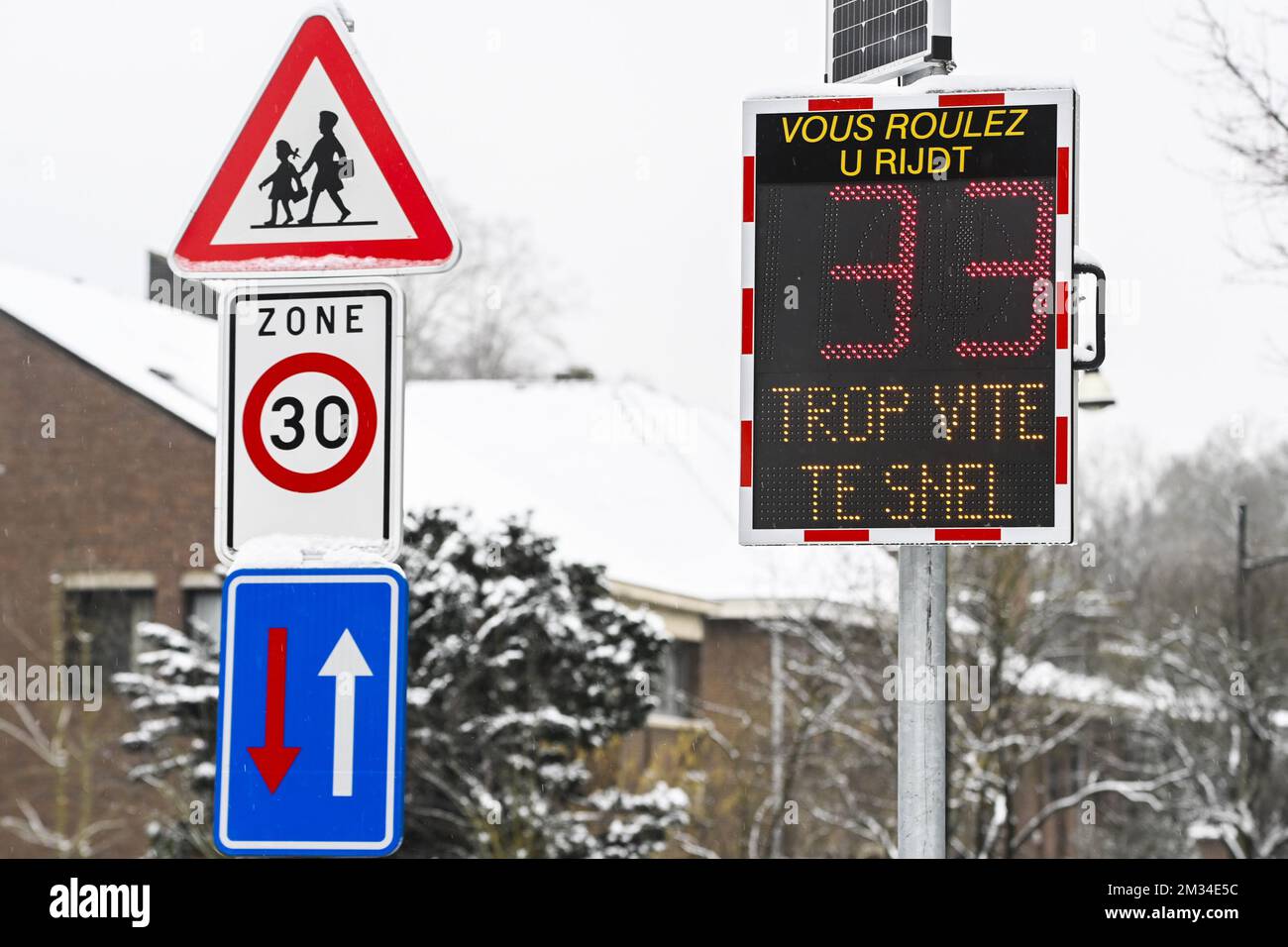 L'immagine mostra un'avvertenza per il superamento del limite di velocità in una zona 30 con velocità massima limitata a 30km km/h, a Bruxelles, lunedì 08 febbraio 2021. FOTO DI BELGA LAURIE DIEFFEMBACQ Foto Stock