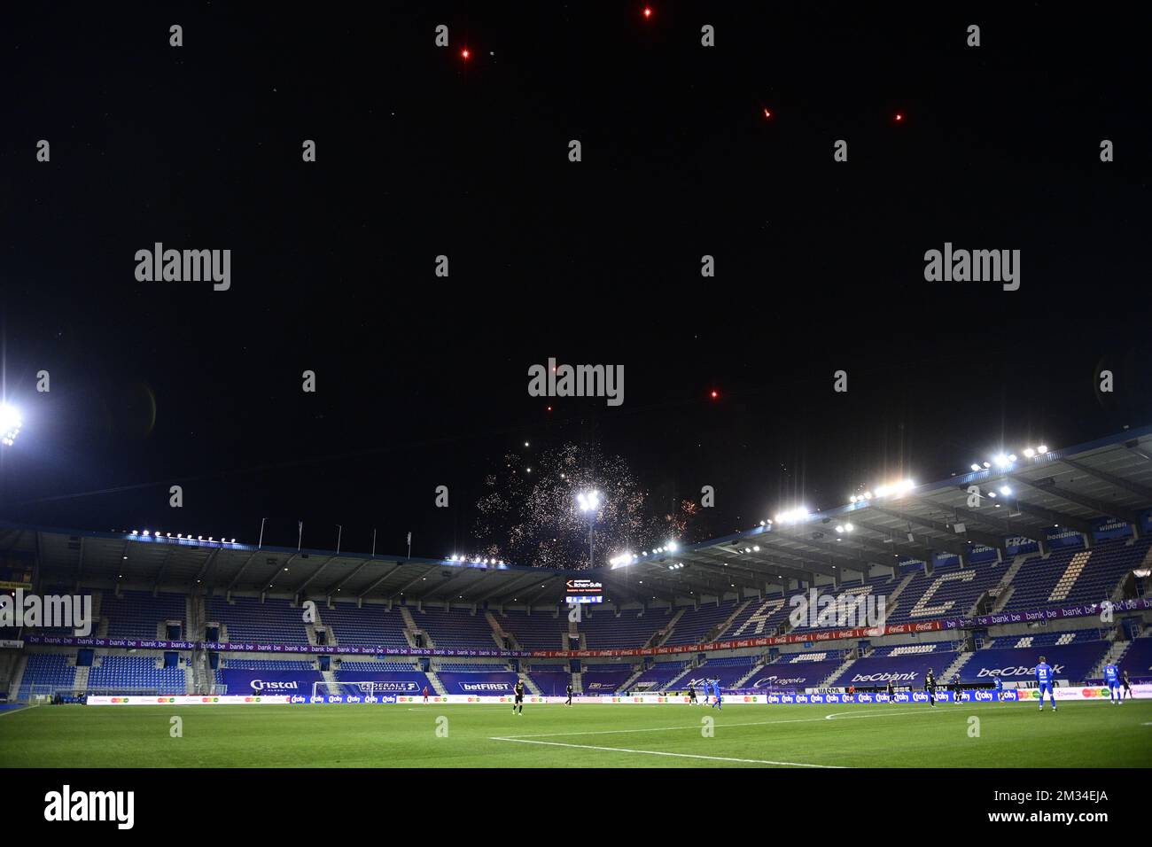 L'immagine mostra i fuochi d'artificio durante una partita di calcio tra Racing Genk e K. Sint-Truiden VV (entrambi in prima divisione 1A), mercoledì 10 febbraio 2021 a Genk, nelle 1/8 finali della Coppa del Belgio 'Croky Cup'. FOTO DI BELGA YORICK JANSENS Foto Stock
