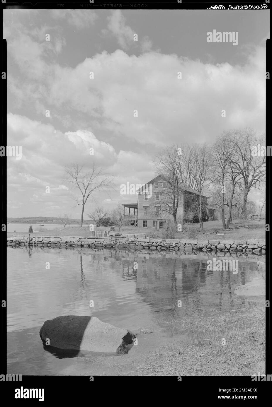 Gloucester, casa sull'acqua , architettura, abitazioni, muri in pietra, corpi d'acqua. Samuel Chamberlain Fotografia negatives Collection Foto Stock